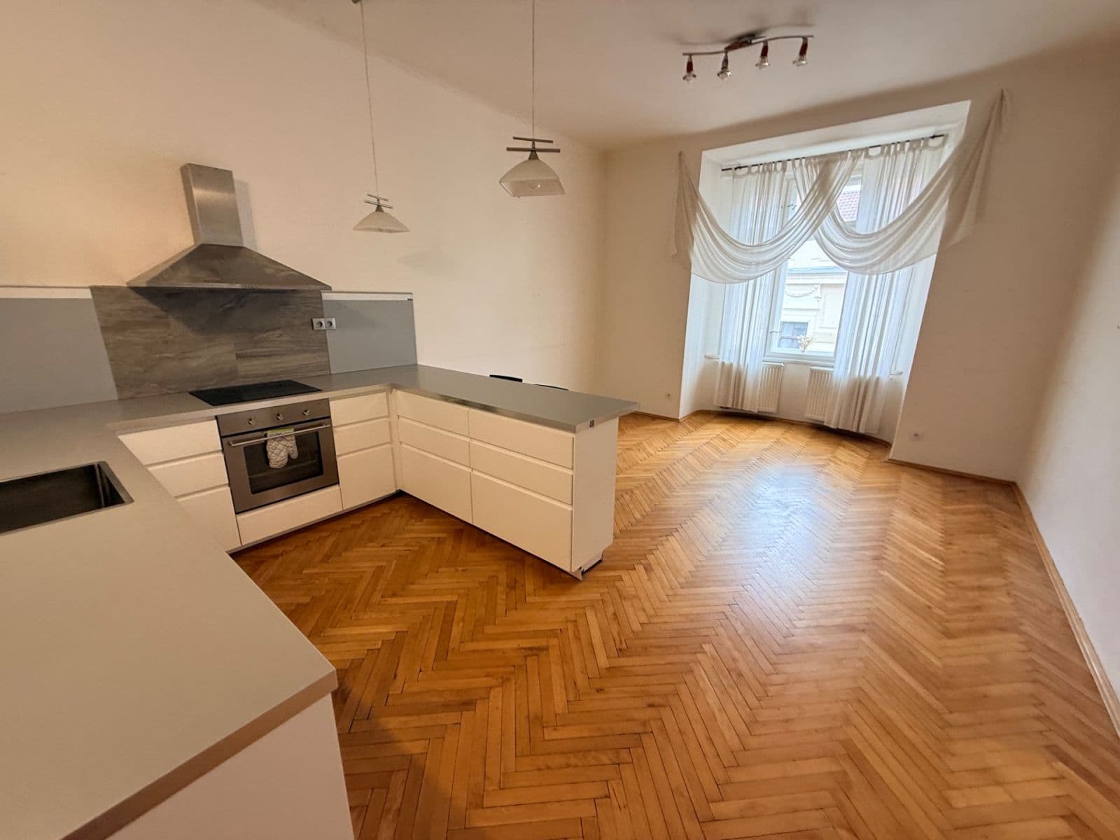 2 bedroom with open-plan kitchen flat to rent, 75 m², Malířská, Prague, Prague 2 bedroom with open-plan kitchen flat to rent, 75 m², Malířská, Prague, Prague