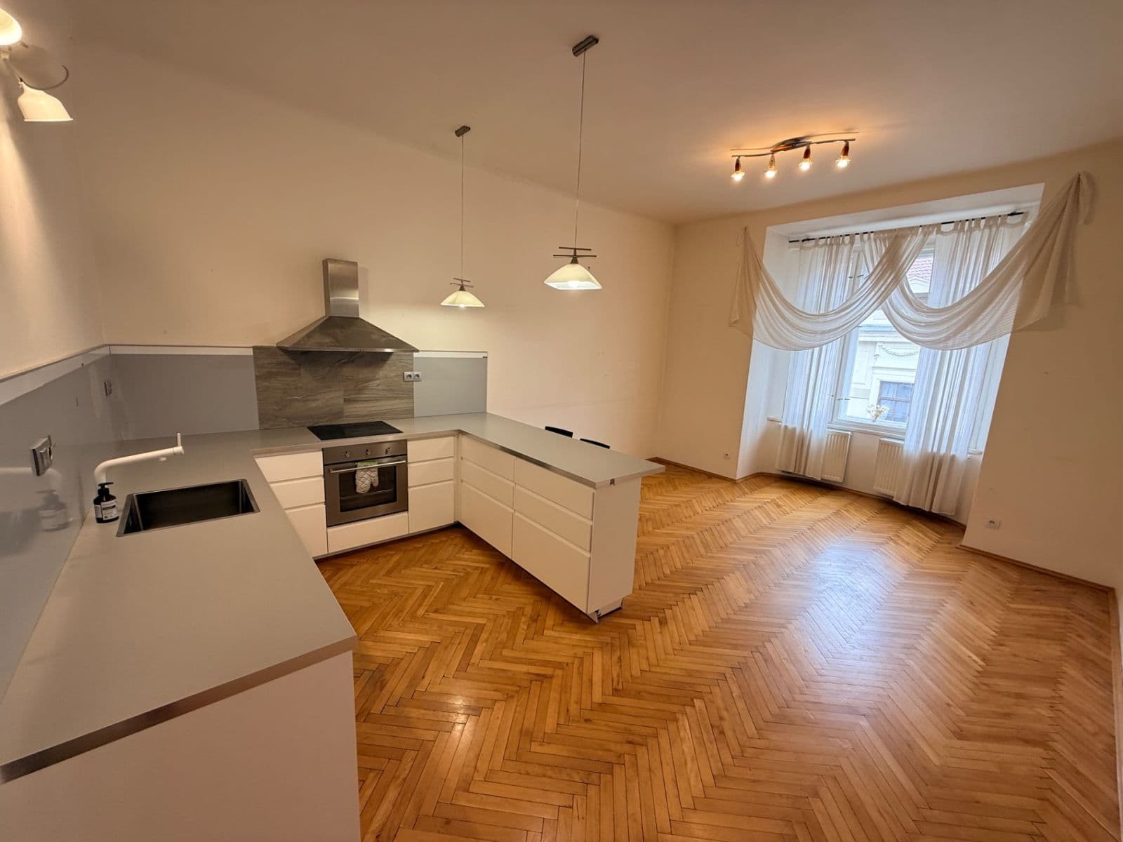 2 bedroom with open-plan kitchen flat to rent, 75 m², Malířská, Prague, Prague 2 bedroom with open-plan kitchen flat to rent, 75 m², Malířská, Prague, Prague