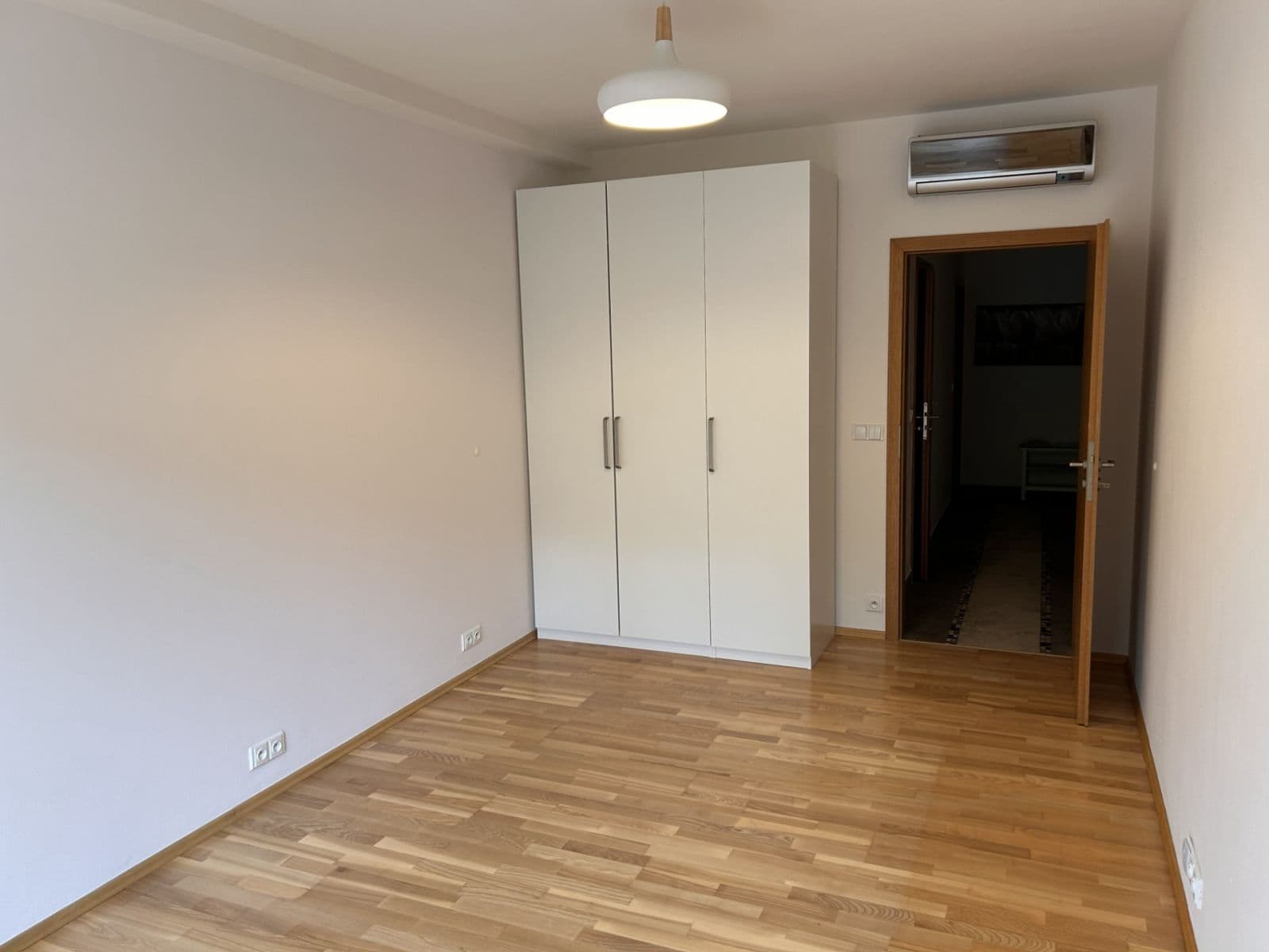 1 bedroom with open-plan kitchen flat to rent, 62 m², Jeseniova, Prague, Prague 1 bedroom with open-plan kitchen flat to rent, 62 m², Jeseniova, Prague, Prague