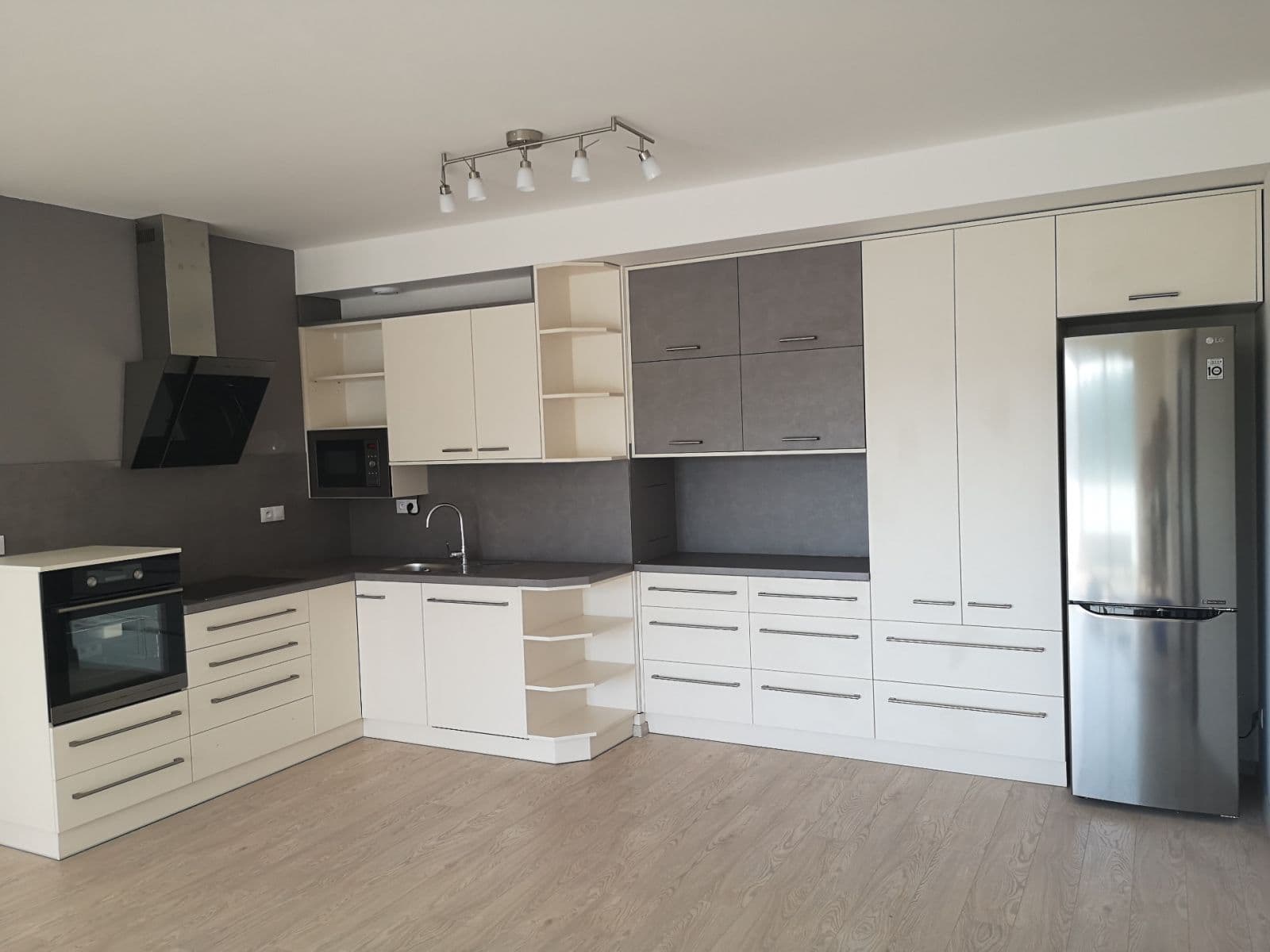 2 bedroom with open-plan kitchen flat to rent, 99 m², Poříčí, Brno, Jihomoravský Region 2 bedroom with open-plan kitchen flat to rent, 99 m², Poříčí, Brno, Jihomoravský Region