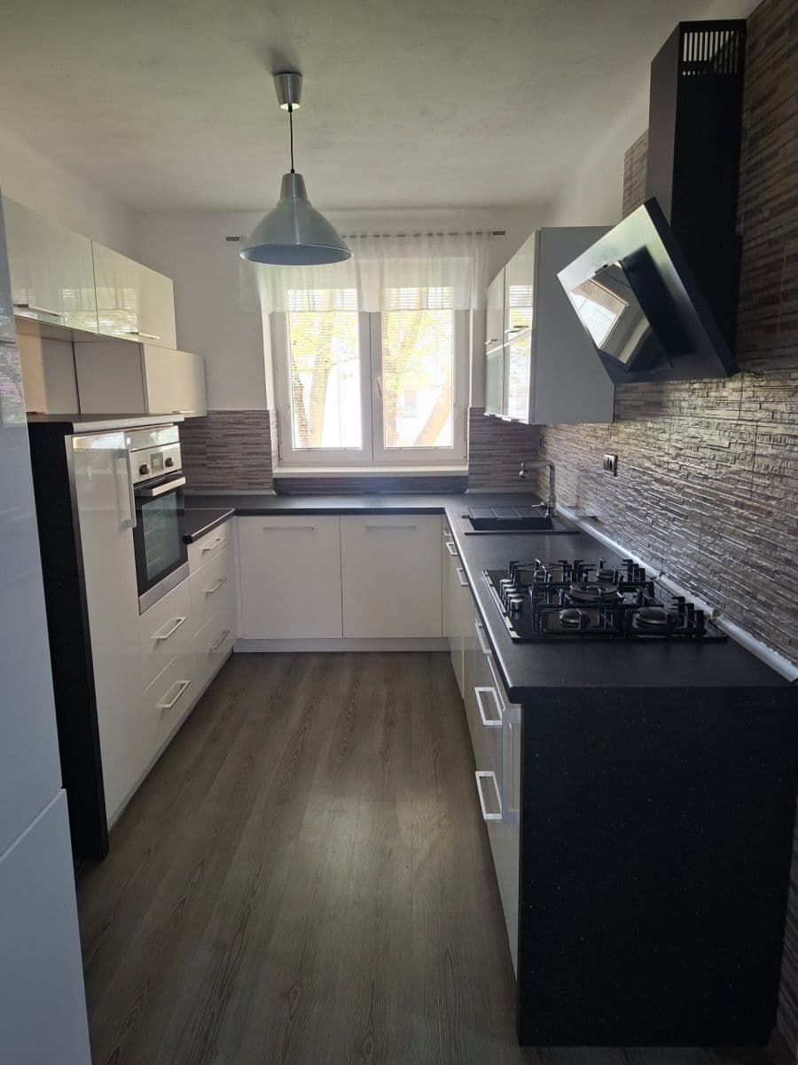 3 bedroom flat to rent, 75 m², Víta Nejedlého, Chrudim, Pardubický Region 3 bedroom flat to rent, 75 m², Víta Nejedlého, Chrudim, Pardubický Region