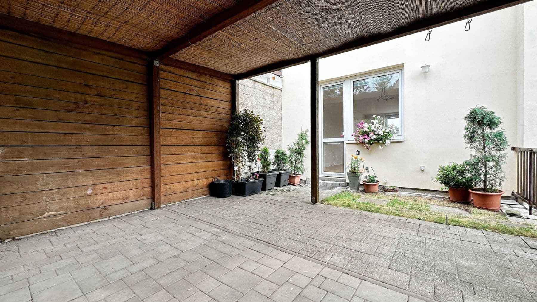 2 bedroom with open-plan kitchen flat to rent, 96 m², K viaduktu, Prague, Prague 2 bedroom with open-plan kitchen flat to rent, 96 m², K viaduktu, Prague, Prague