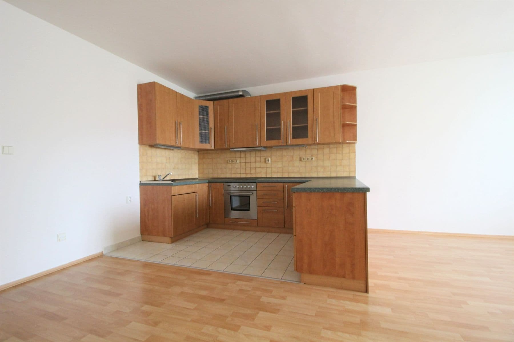 2 bedroom with open-plan kitchen flat to rent, 78 m², Padovská, Prague, Prague 2 bedroom with open-plan kitchen flat to rent, 78 m², Padovská, Prague, Prague