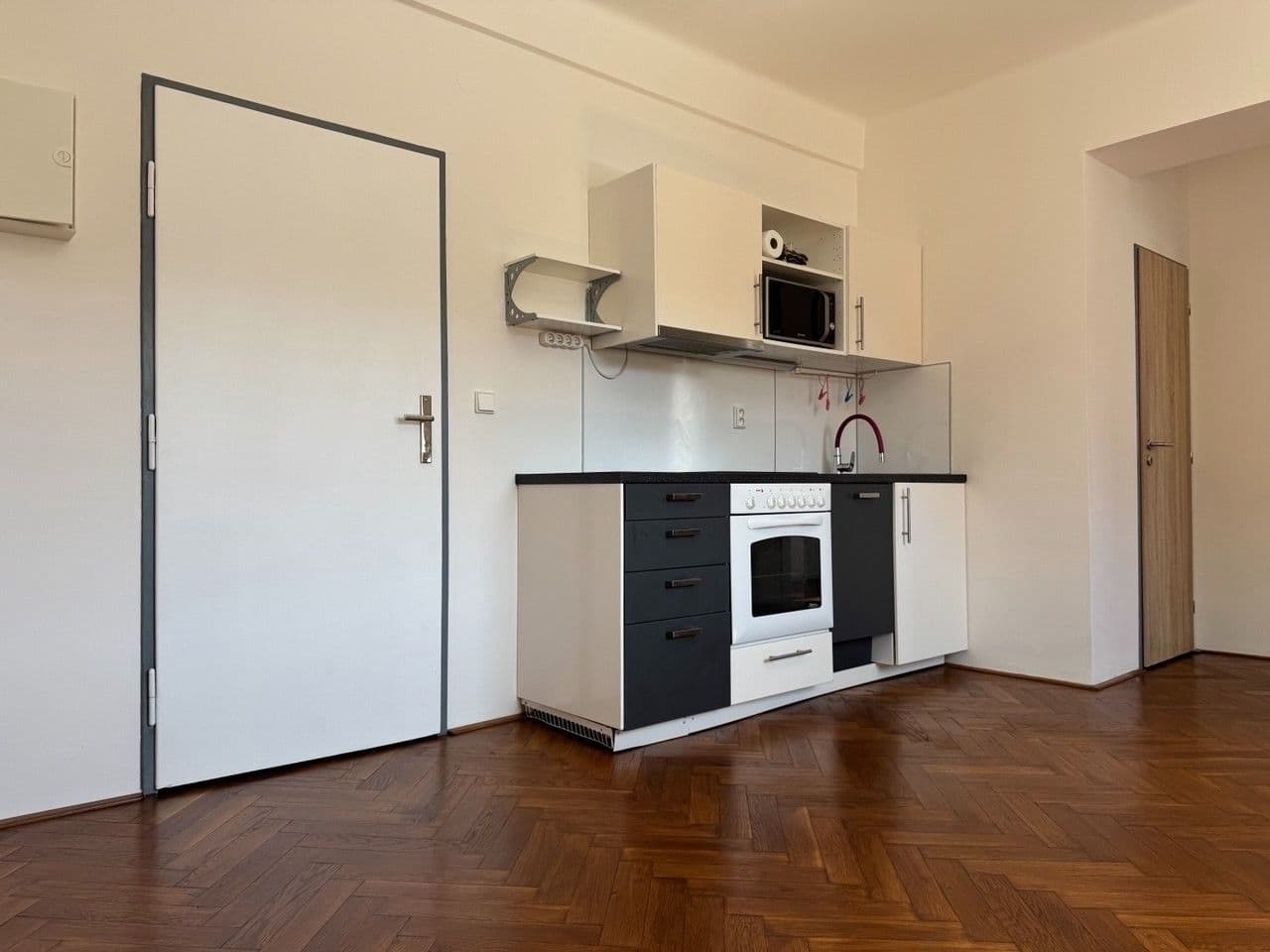 1 bedroom with open-plan kitchen flat to rent, 35 m², Pivoňková, Prague, Prague 1 bedroom with open-plan kitchen flat to rent, 35 m², Pivoňková, Prague, Prague