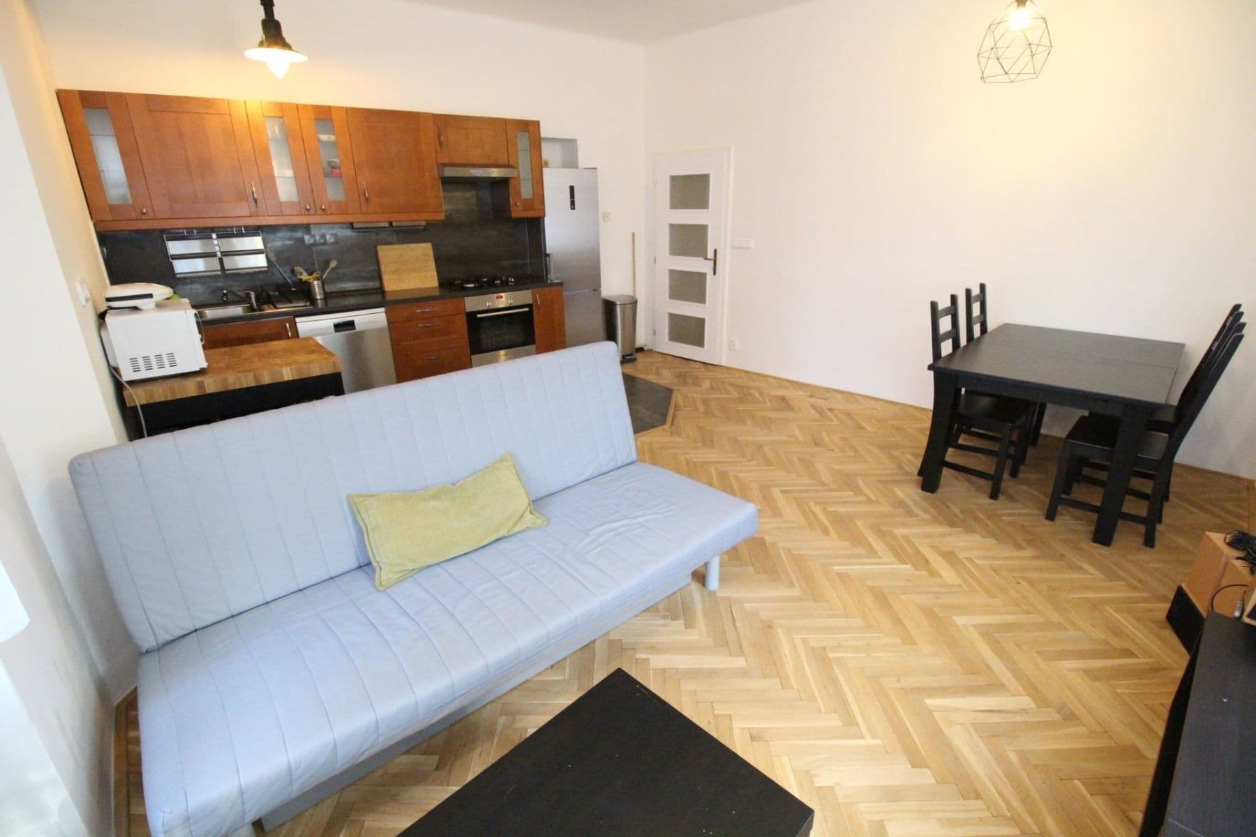 3 bedroom with open-plan kitchen flat to rent, 98 m², Na Zámyšli, Prague, Prague 3 bedroom with open-plan kitchen flat to rent, 98 m², Na Zámyšli, Prague, Prague