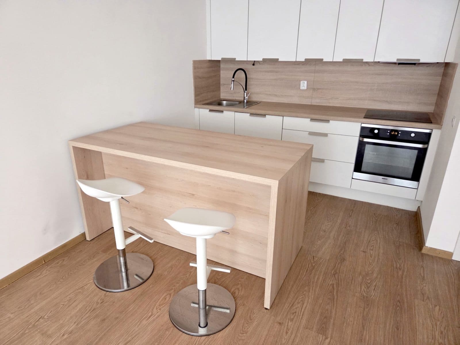 1 bedroom with open-plan kitchen flat to rent, 63 m², Kurta Konráda, Prague, Prague 1 bedroom with open-plan kitchen flat to rent, 63 m², Kurta Konráda, Prague, Prague