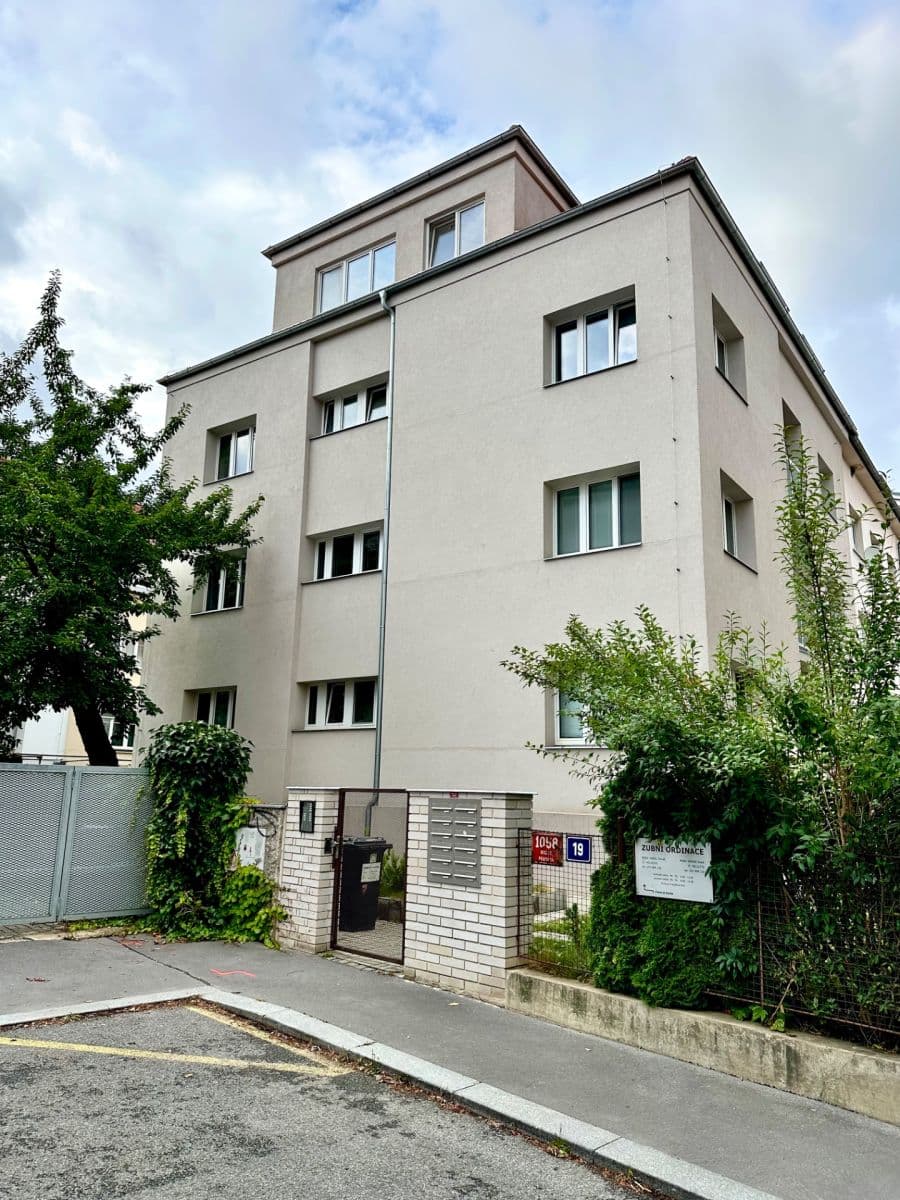2 bedroom with open-plan kitchen flat to rent, 106 m², Na Nivách, Prague, Prague 2 bedroom with open-plan kitchen flat to rent, 106 m², Na Nivách, Prague, Prague