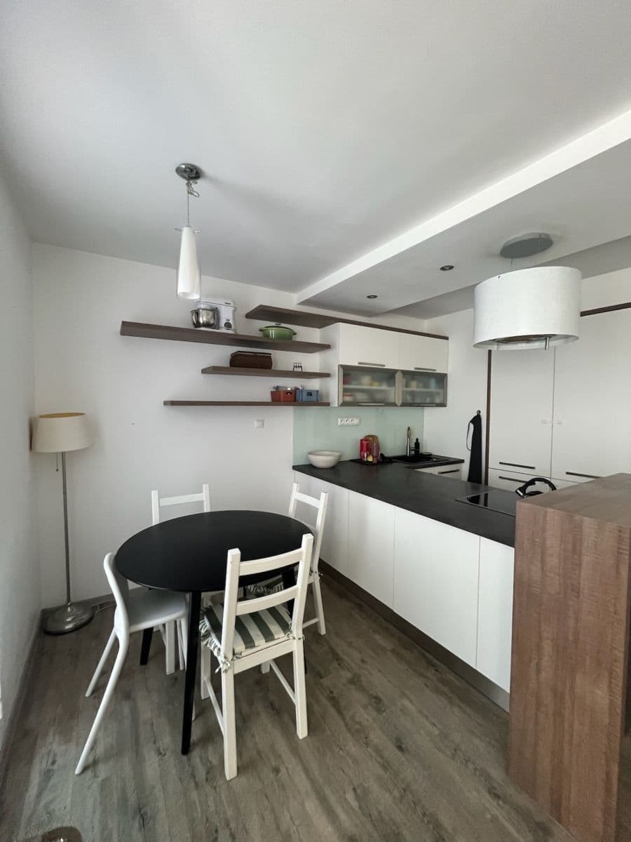 2 bedroom with open-plan kitchen flat to rent, 83 m², Podpěrova, Brno, Jihomoravský Region 2 bedroom with open-plan kitchen flat to rent, 83 m², Podpěrova, Brno, Jihomoravský Region