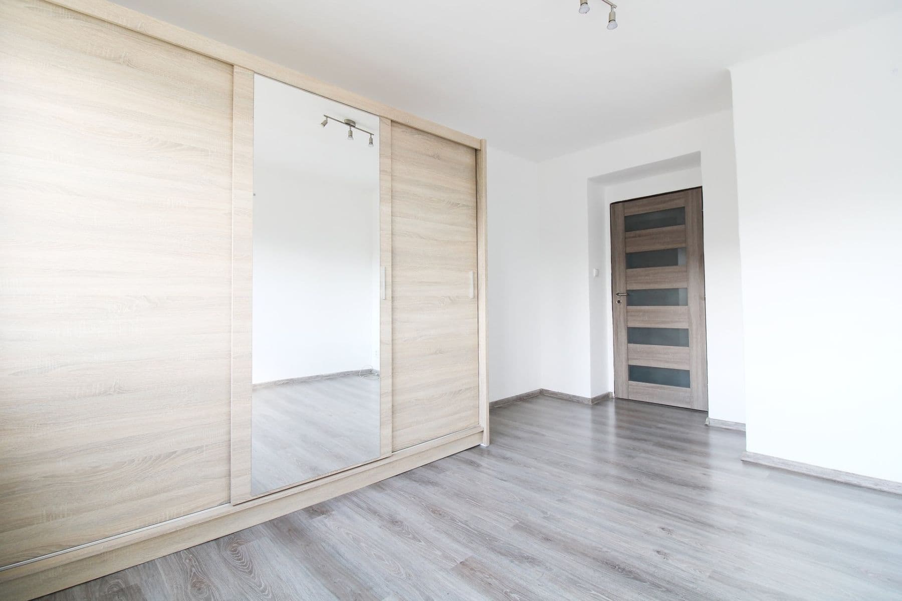 1 bedroom with open-plan kitchen flat to rent, 54 m², Jaroslava Foglara, Kladno, Středočeský Region 1 bedroom with open-plan kitchen flat to rent, 54 m², Jaroslava Foglara, Kladno, Středočeský Region
