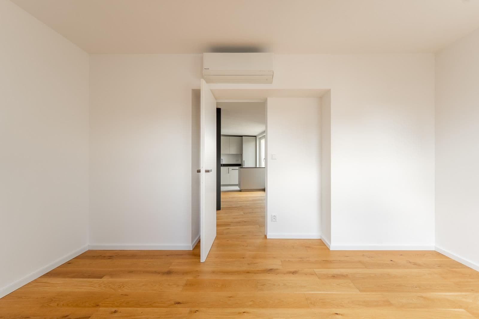 2 bedroom with open-plan kitchen flat to rent, 65 m², U Uranie, Prague, Prague 2 bedroom with open-plan kitchen flat to rent, 65 m², U Uranie, Prague, Prague