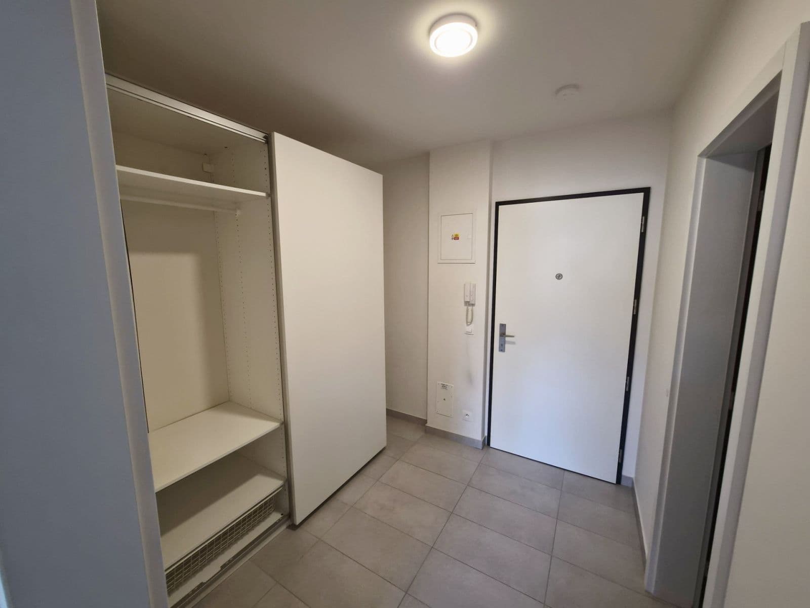 Studio flat to rent, 38 m², Strnadových, Prague, Prague Studio flat to rent, 38 m², Strnadových, Prague, Prague