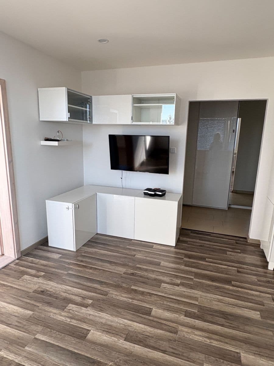 2 bedroom with open-plan kitchen flat to rent, 66 m², Na rovinách, Prague, Prague 2 bedroom with open-plan kitchen flat to rent, 66 m², Na rovinách, Prague, Prague