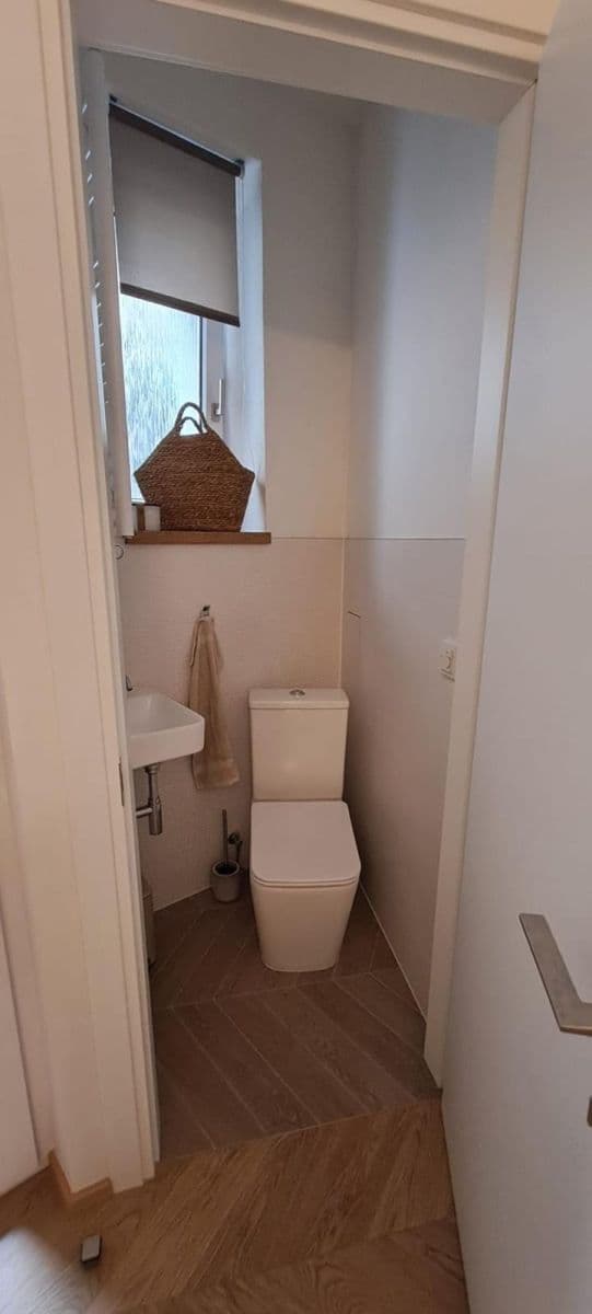 3 bedroom with open-plan kitchen flat to rent, 89 m², Na Zlatnici, Prague, Prague 3 bedroom with open-plan kitchen flat to rent, 89 m², Na Zlatnici, Prague, Prague
