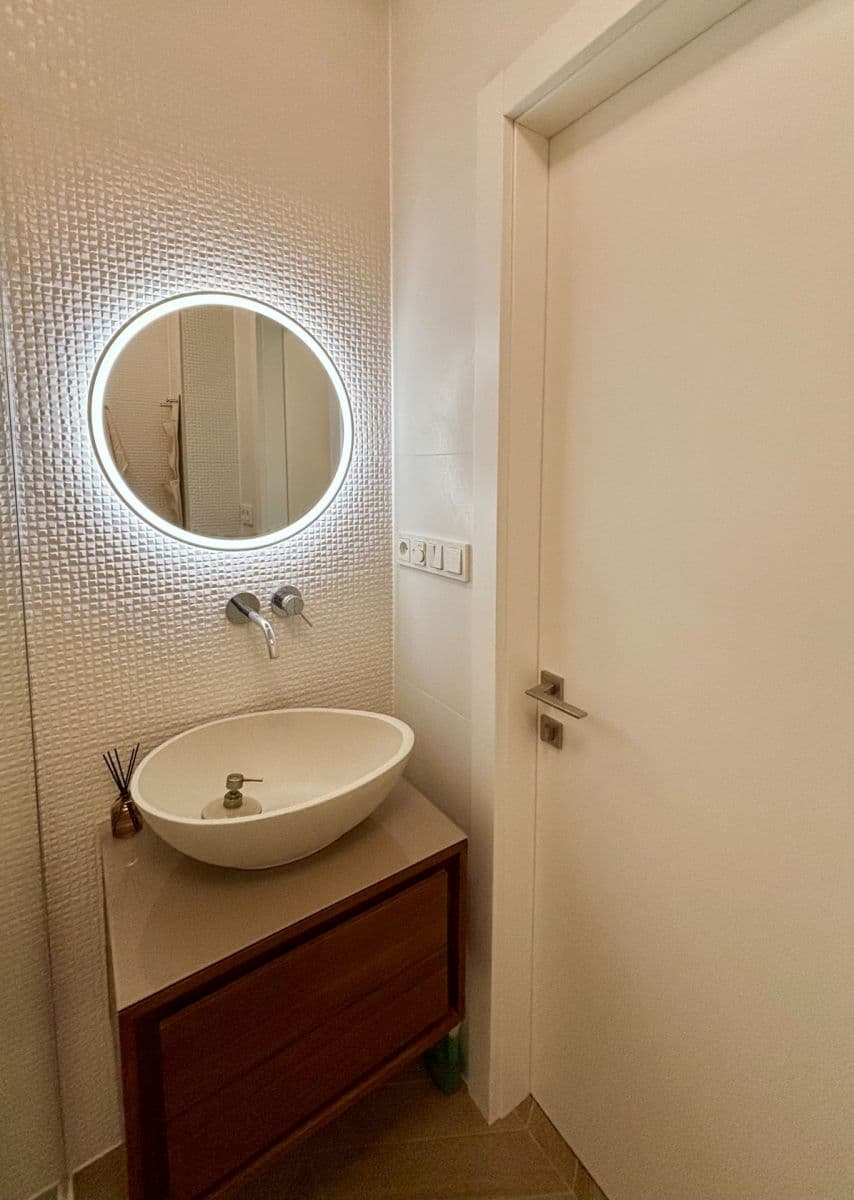 3 bedroom with open-plan kitchen flat to rent, 89 m², Na Zlatnici, Prague, Prague 3 bedroom with open-plan kitchen flat to rent, 89 m², Na Zlatnici, Prague, Prague