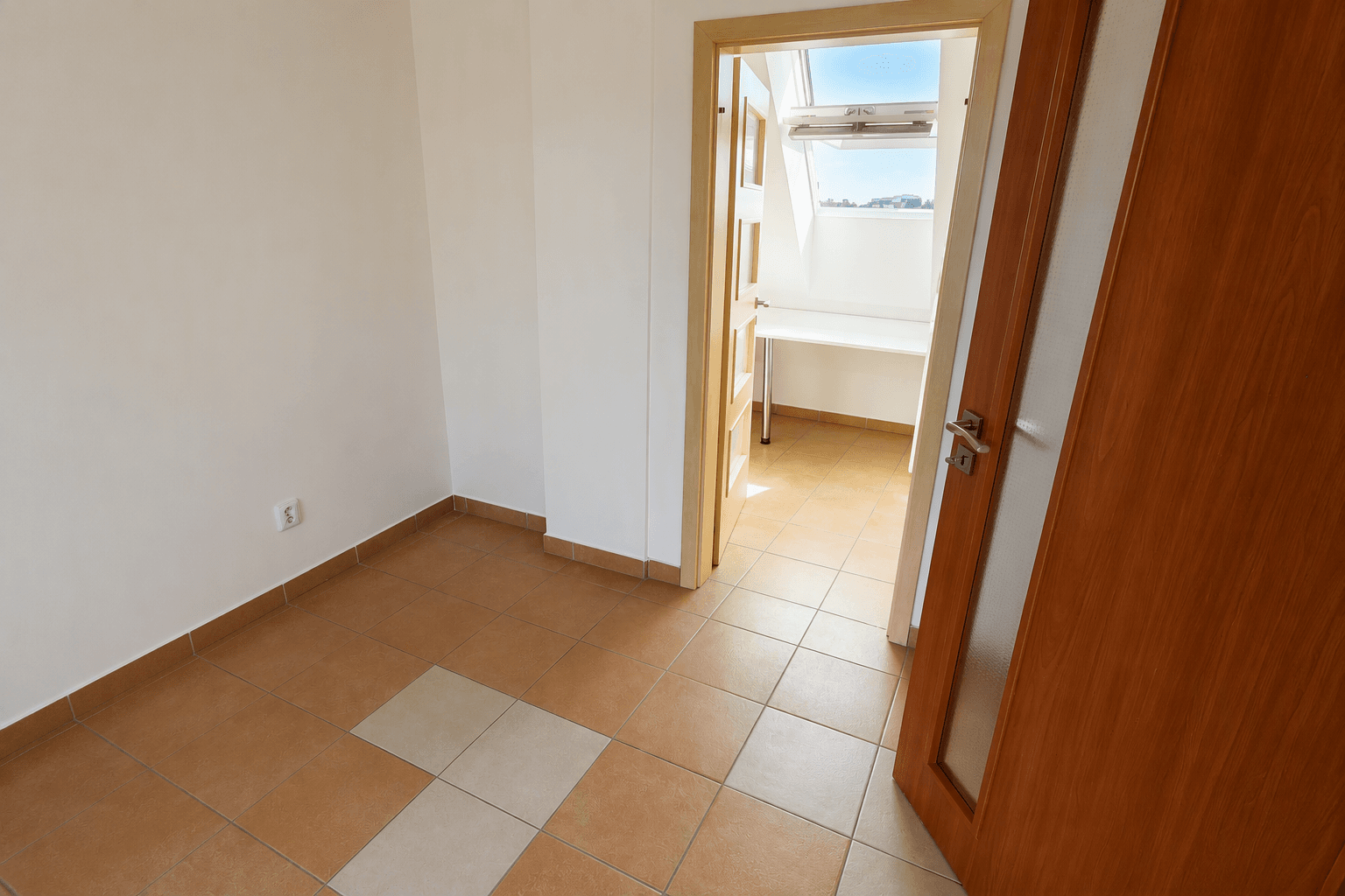 3 bedroom with open-plan kitchen flat to rent, 109 m², Pod Lipami, Prague, Prague 3 bedroom with open-plan kitchen flat to rent, 109 m², Pod Lipami, Prague, Prague
