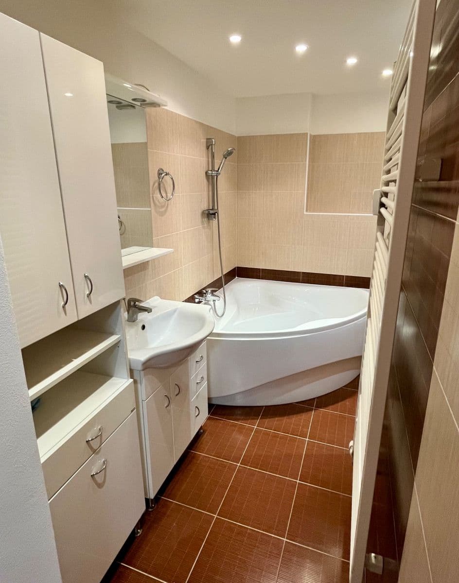2 bedroom flat to rent, 56 m², Jeseniova, Prague, Prague 2 bedroom flat to rent, 56 m², Jeseniova, Prague, Prague