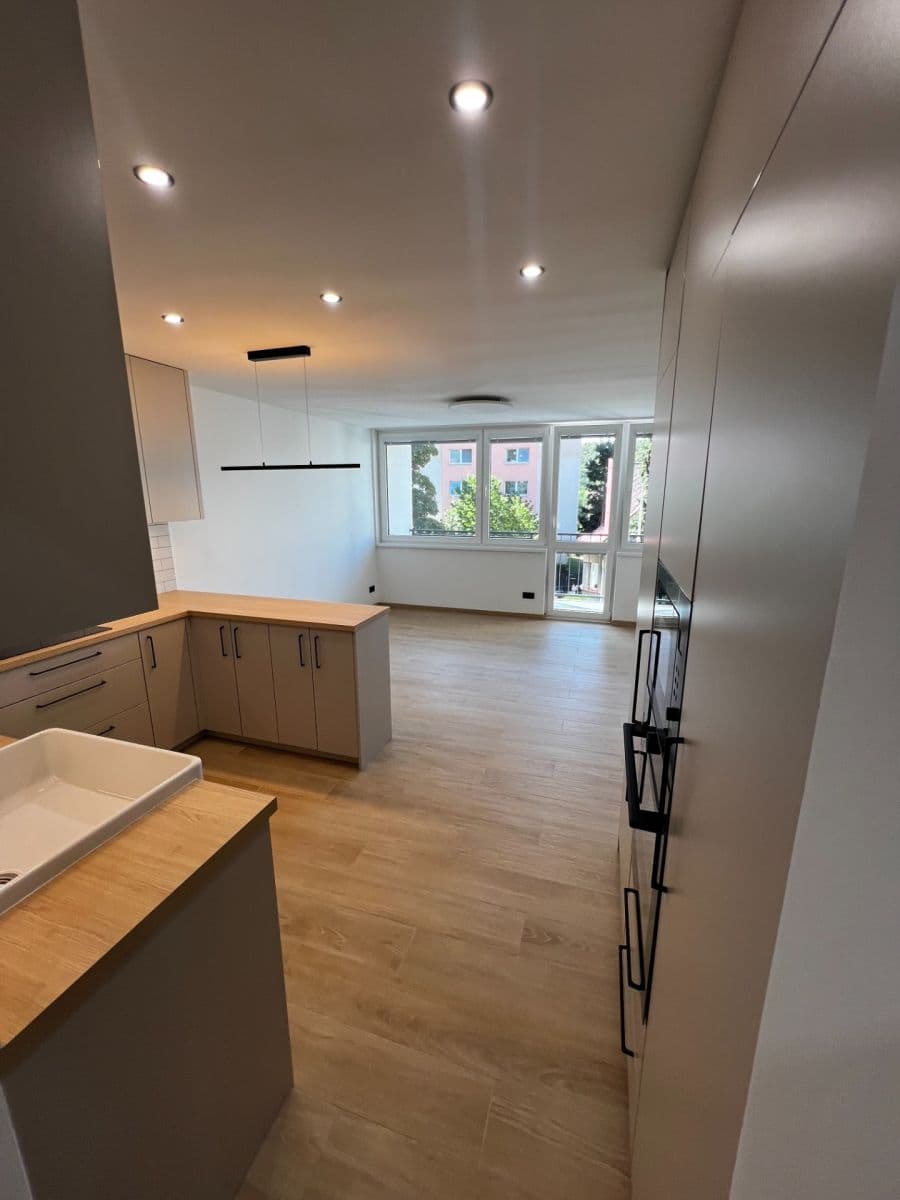 3 bedroom with open-plan kitchen flat to rent, 73 m², Branická, Prague, Prague 3 bedroom with open-plan kitchen flat to rent, 73 m², Branická, Prague, Prague