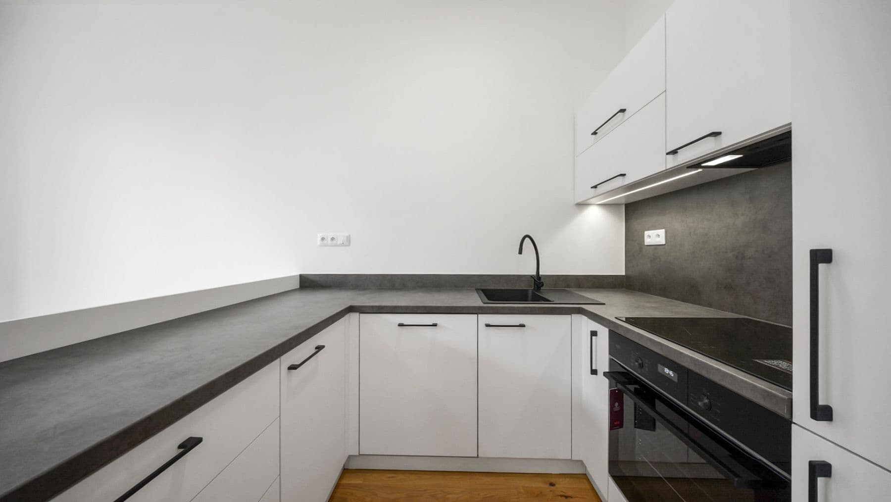 1 bedroom with open-plan kitchen flat to rent, 55 m², Jeseniova, Prague, Prague 1 bedroom with open-plan kitchen flat to rent, 55 m², Jeseniova, Prague, Prague