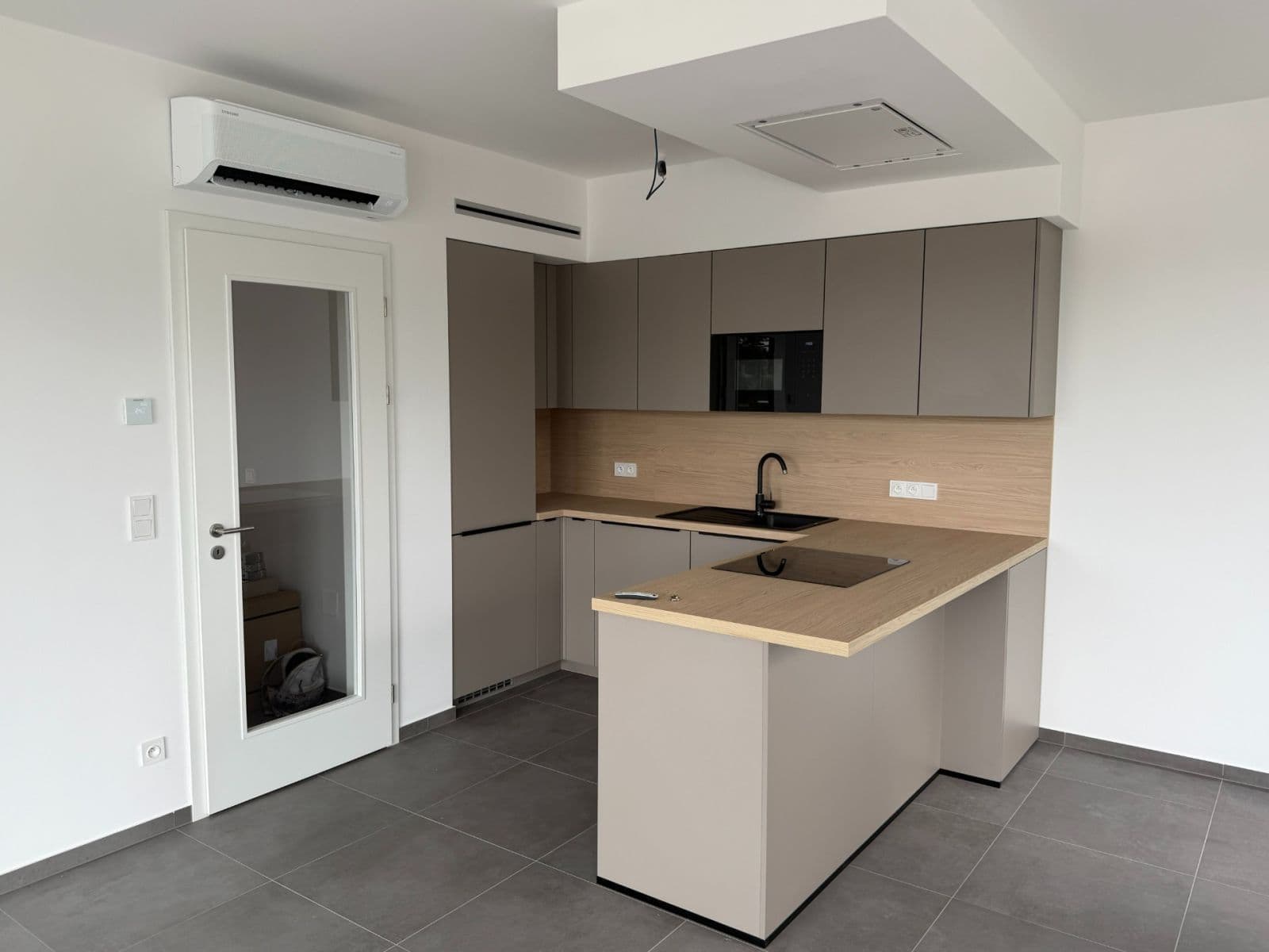 3 bedroom with open-plan kitchen flat to rent, 86 m², Prague, Prague 3 bedroom with open-plan kitchen flat to rent, 86 m², Prague, Prague