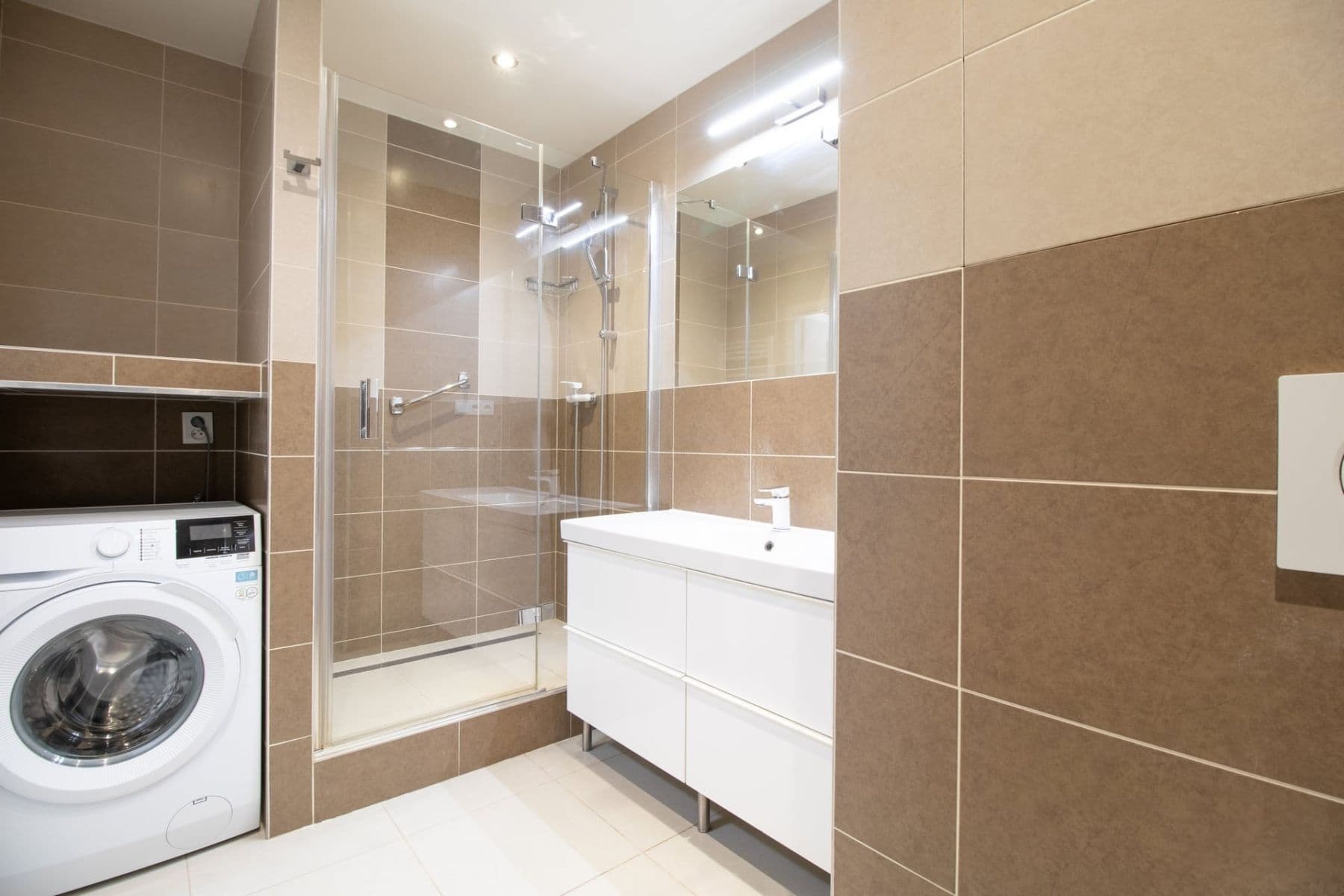 2 bedroom with open-plan kitchen flat to rent, 65 m², Bazovského, Prague, Prague 2 bedroom with open-plan kitchen flat to rent, 65 m², Bazovského, Prague, Prague