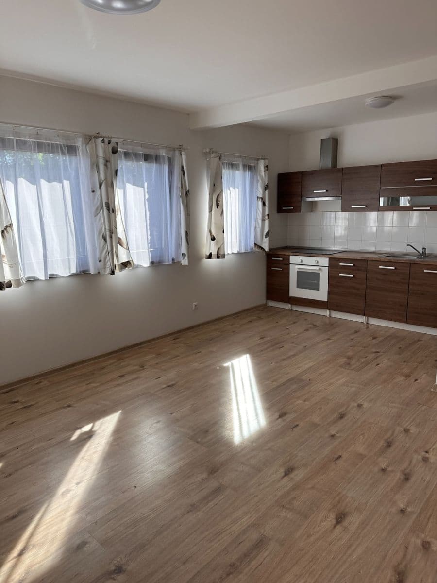 Studio flat to rent, 35 m², Ke Brodu, Loděnice, Středočeský Region Studio flat to rent, 35 m², Ke Brodu, Loděnice, Středočeský Region