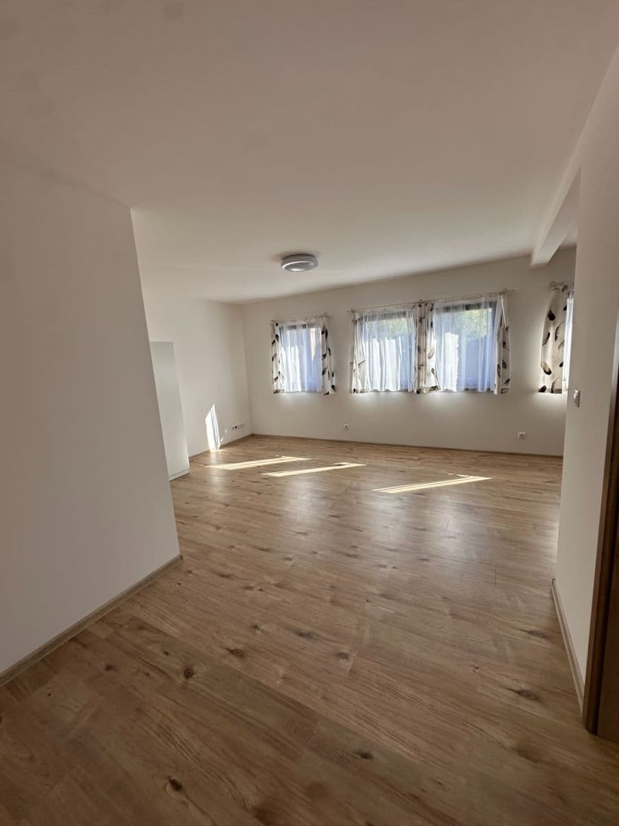 Studio flat to rent, 35 m², Ke Brodu, Loděnice, Středočeský Region Studio flat to rent, 35 m², Ke Brodu, Loděnice, Středočeský Region