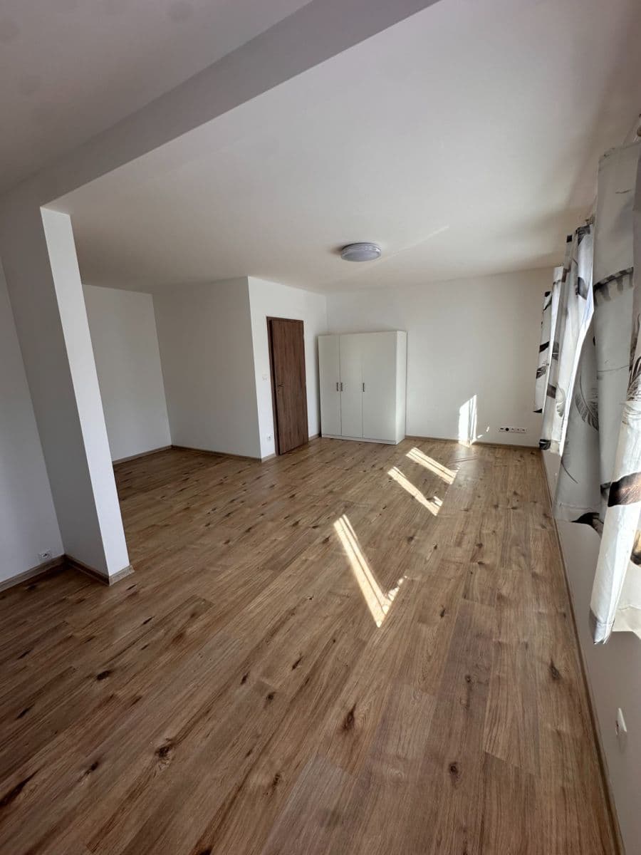 Studio flat to rent, 35 m², Ke Brodu, Loděnice, Středočeský Region Studio flat to rent, 35 m², Ke Brodu, Loděnice, Středočeský Region