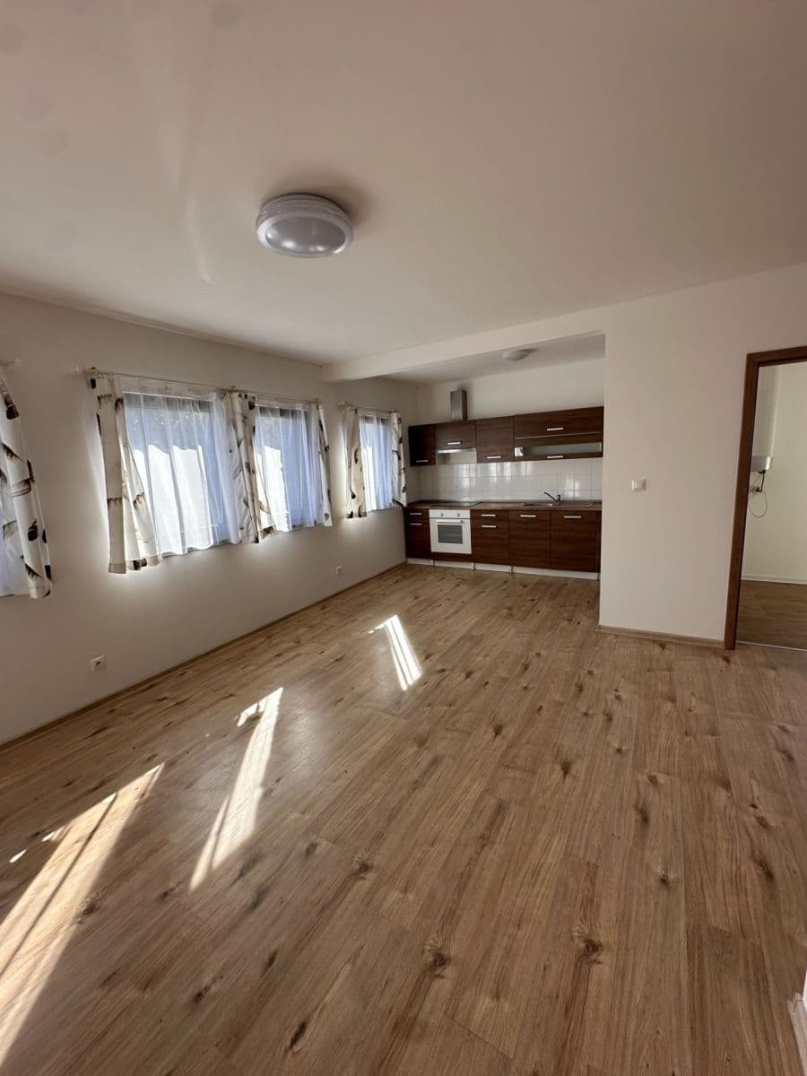 Studio flat to rent, 35 m², Ke Brodu, Loděnice, Středočeský Region Studio flat to rent, 35 m², Ke Brodu, Loděnice, Středočeský Region