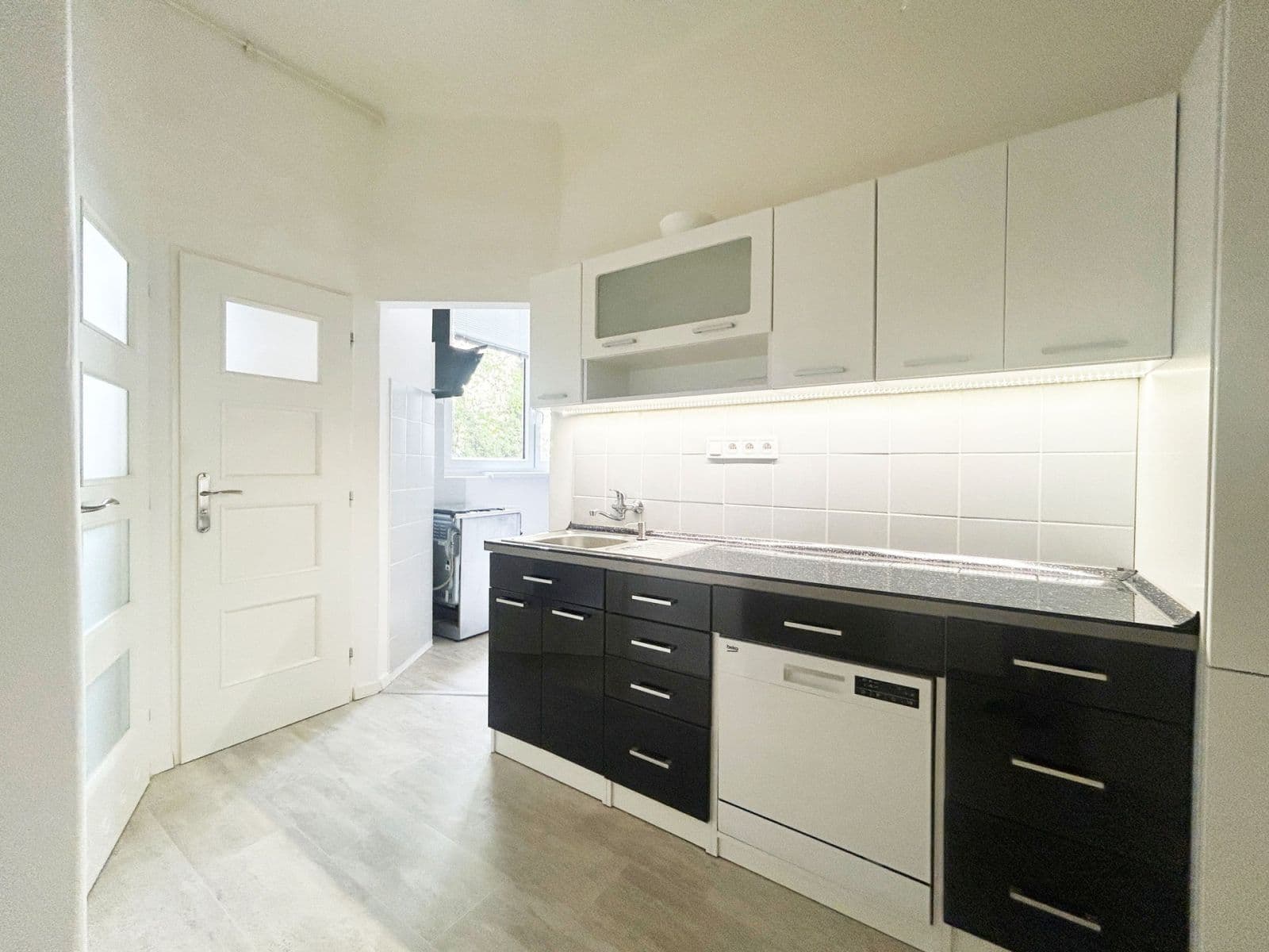 1 bedroom with open-plan kitchen flat to rent, 45 m², Stroupežnického, Prague, Prague 1 bedroom with open-plan kitchen flat to rent, 45 m², Stroupežnického, Prague, Prague