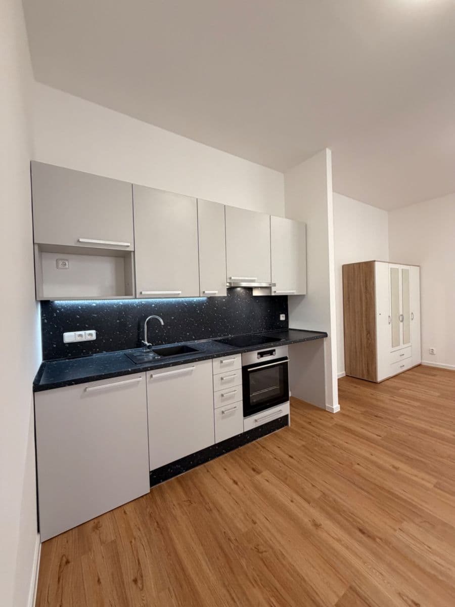 Studio flat to rent, 32 m², V Zahradách, Prague, Prague Studio flat to rent, 32 m², V Zahradách, Prague, Prague