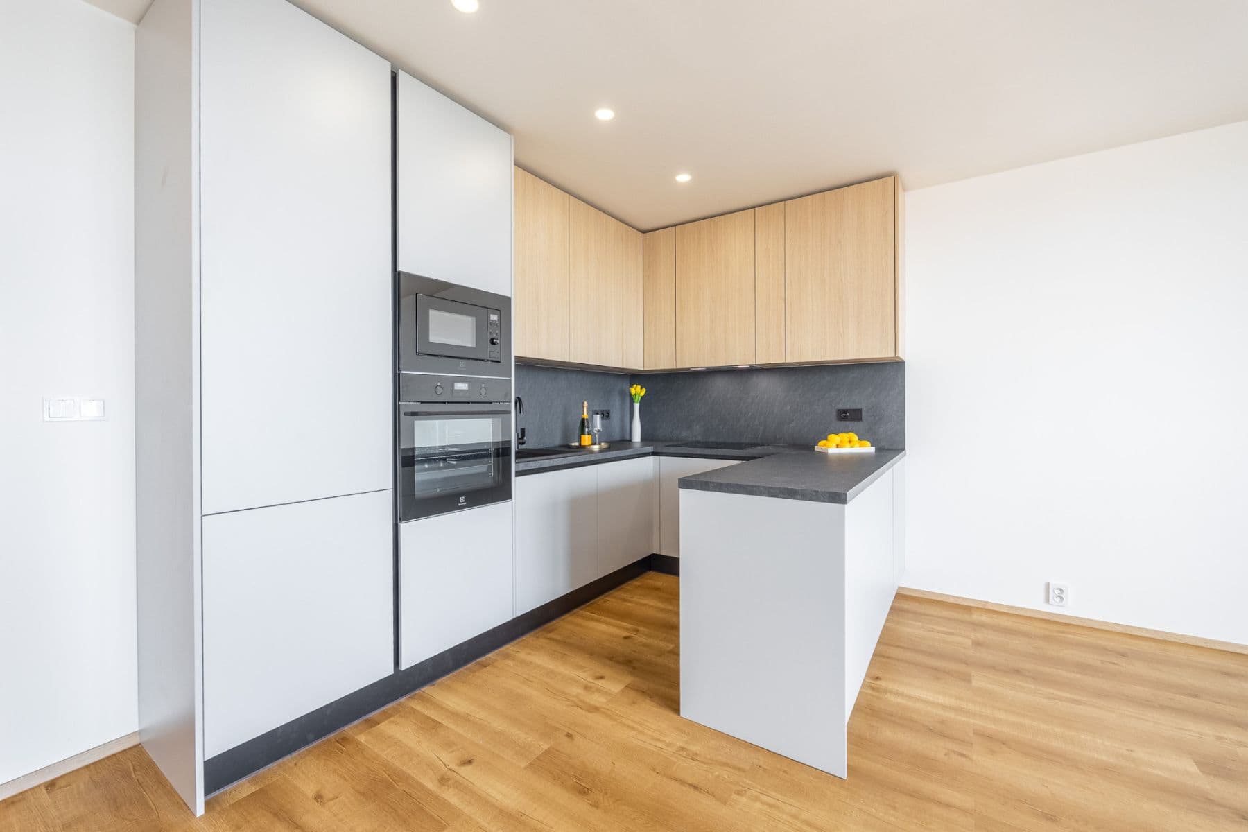 2 bedroom with open-plan kitchen flat for sale, 92 m², Petržílkova, Prague, Prague 2 bedroom with open-plan kitchen flat for sale, 92 m², Petržílkova, Prague, Prague