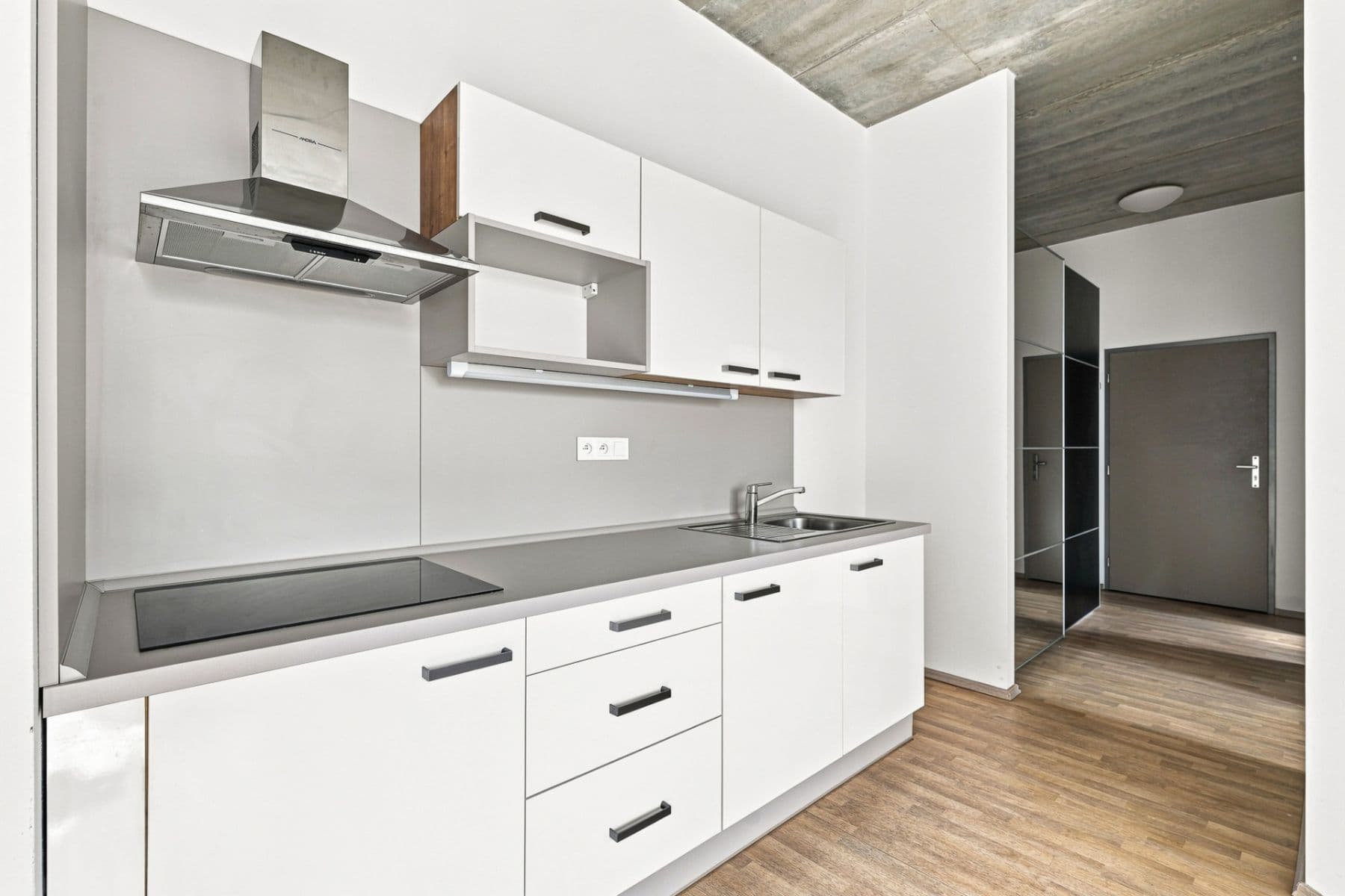 1 bedroom with open-plan kitchen flat to rent, 33 m², Bečovská, Prague, Prague 1 bedroom with open-plan kitchen flat to rent, 33 m², Bečovská, Prague, Prague