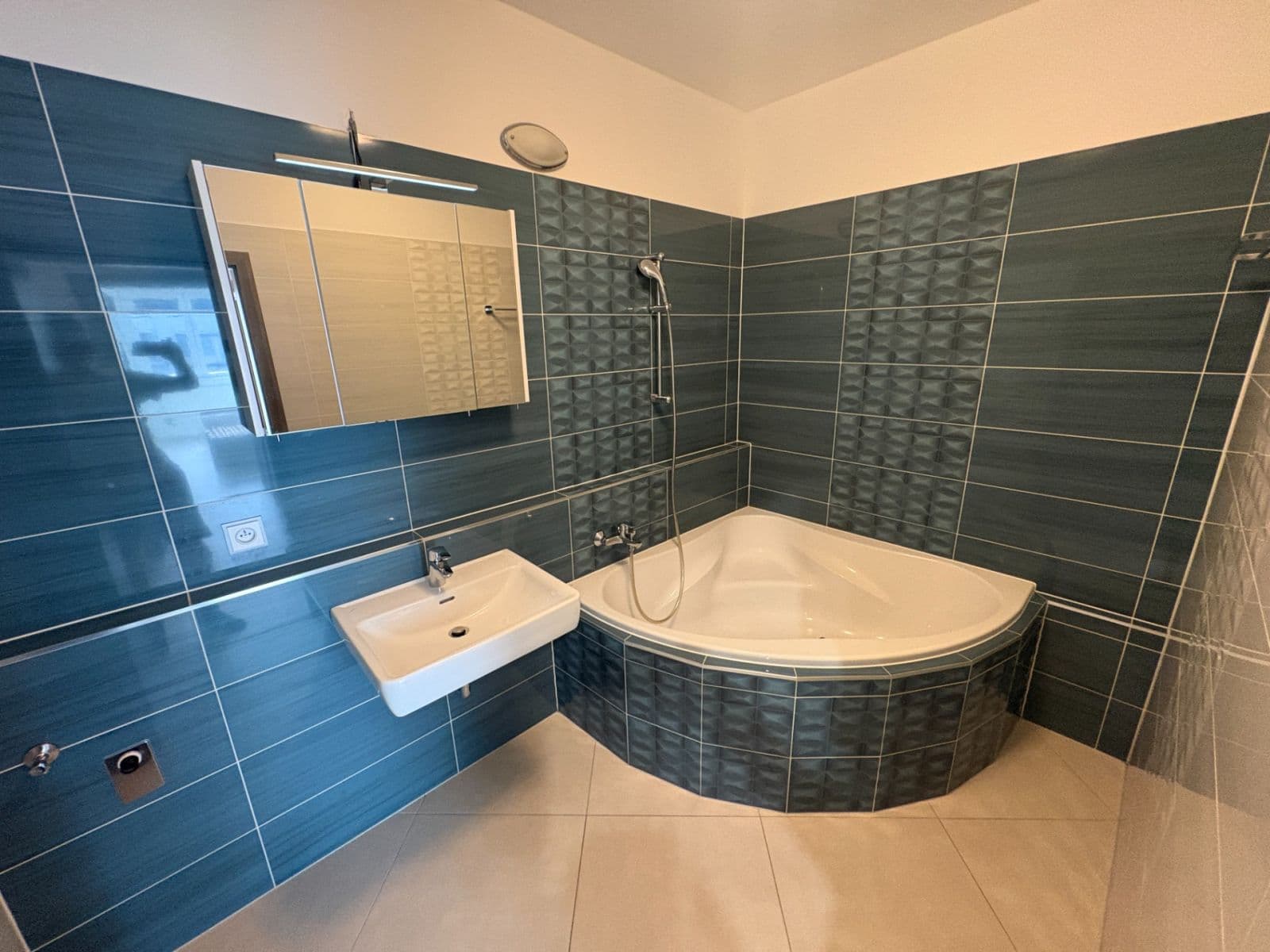 3 bedroom with open-plan kitchen flat to rent, 108 m², Makedonská, Prague, Prague 3 bedroom with open-plan kitchen flat to rent, 108 m², Makedonská, Prague, Prague