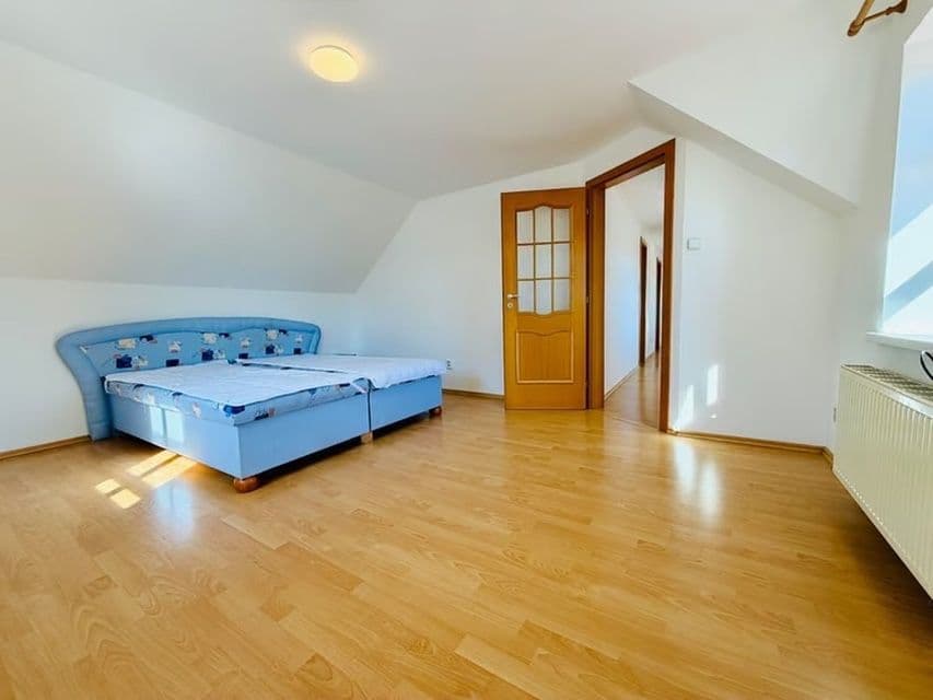 4 bedroom flat to rent, 152 m², Zlatá, Středočeský Region 4 bedroom flat to rent, 152 m², Zlatá, Středočeský Region