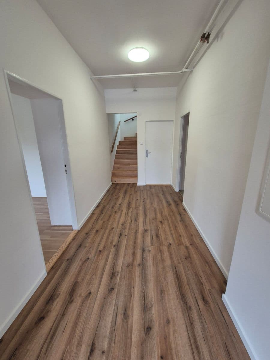 non-residential property to rent, 510 m², Náves sv. Petra a Pavla, Zlatníky-Hodkovice, Středočeský Region non-residential property to rent, 510 m², Náves sv. Petra a Pavla, Zlatníky-Hodkovice, Středočeský Region