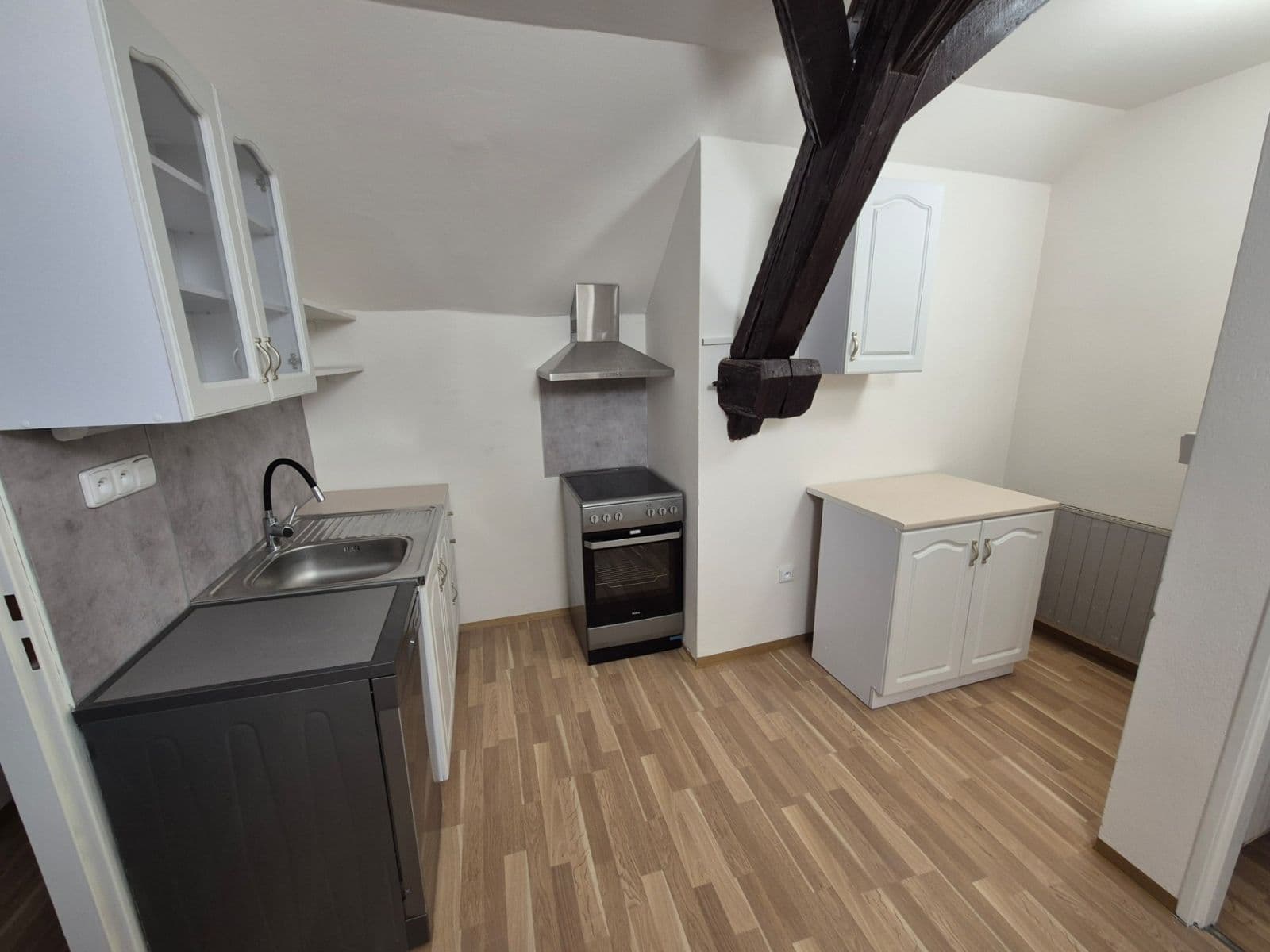 non-residential property to rent, 510 m², Náves sv. Petra a Pavla, Zlatníky-Hodkovice, Středočeský Region non-residential property to rent, 510 m², Náves sv. Petra a Pavla, Zlatníky-Hodkovice, Středočeský Region