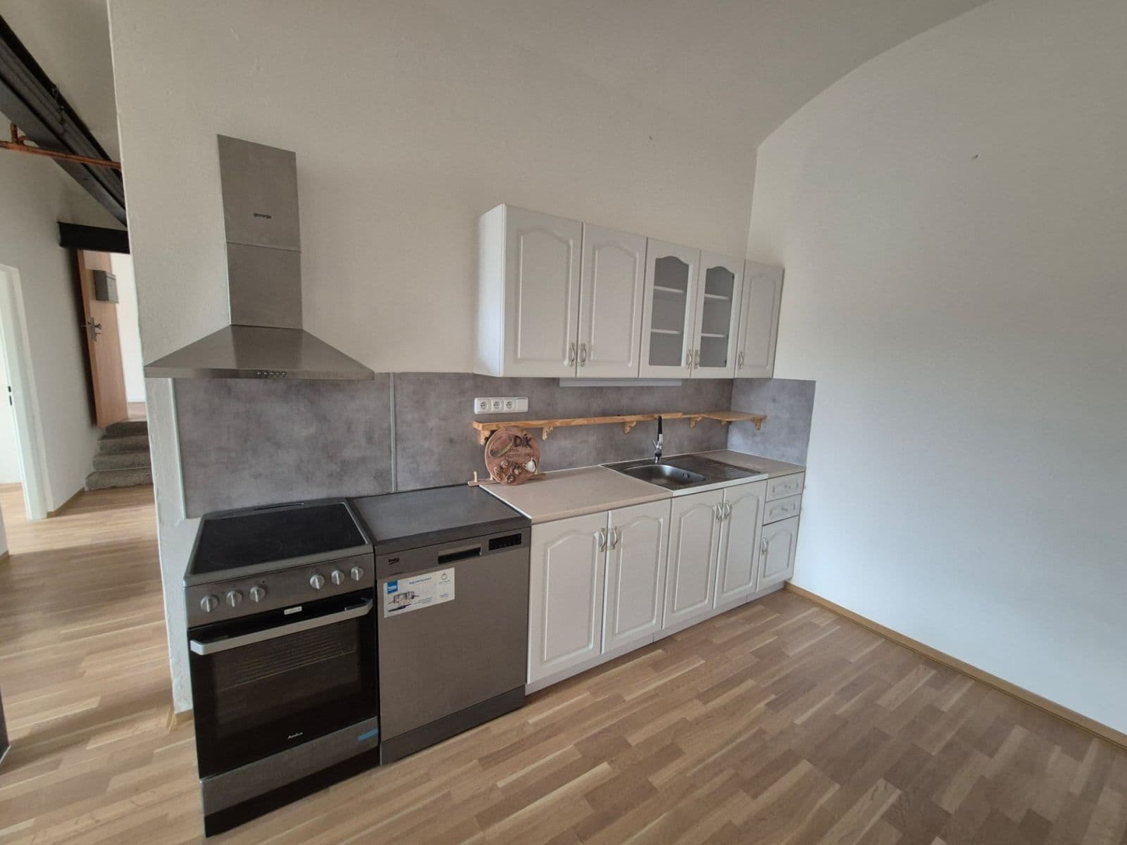 non-residential property to rent, 510 m², Náves sv. Petra a Pavla, Zlatníky-Hodkovice, Středočeský Region non-residential property to rent, 510 m², Náves sv. Petra a Pavla, Zlatníky-Hodkovice, Středočeský Region
