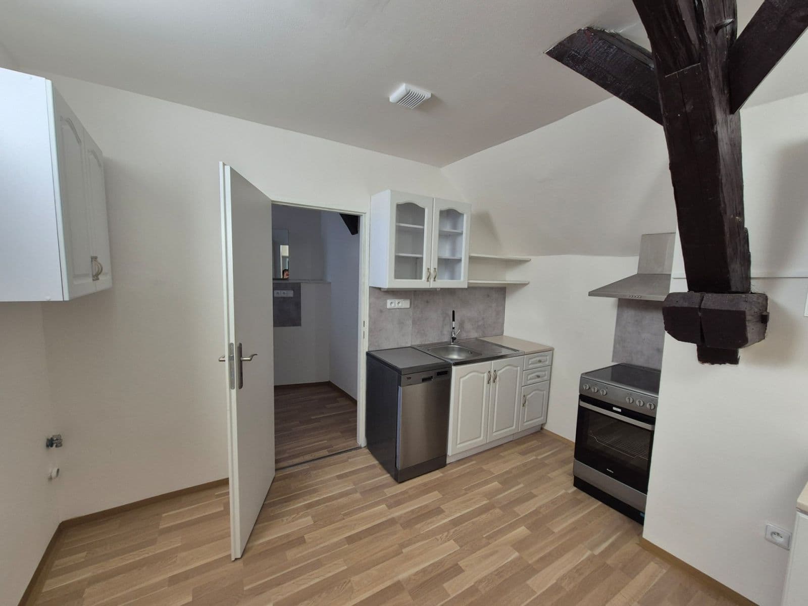 non-residential property to rent, 510 m², Náves sv. Petra a Pavla, Zlatníky-Hodkovice, Středočeský Region non-residential property to rent, 510 m², Náves sv. Petra a Pavla, Zlatníky-Hodkovice, Středočeský Region