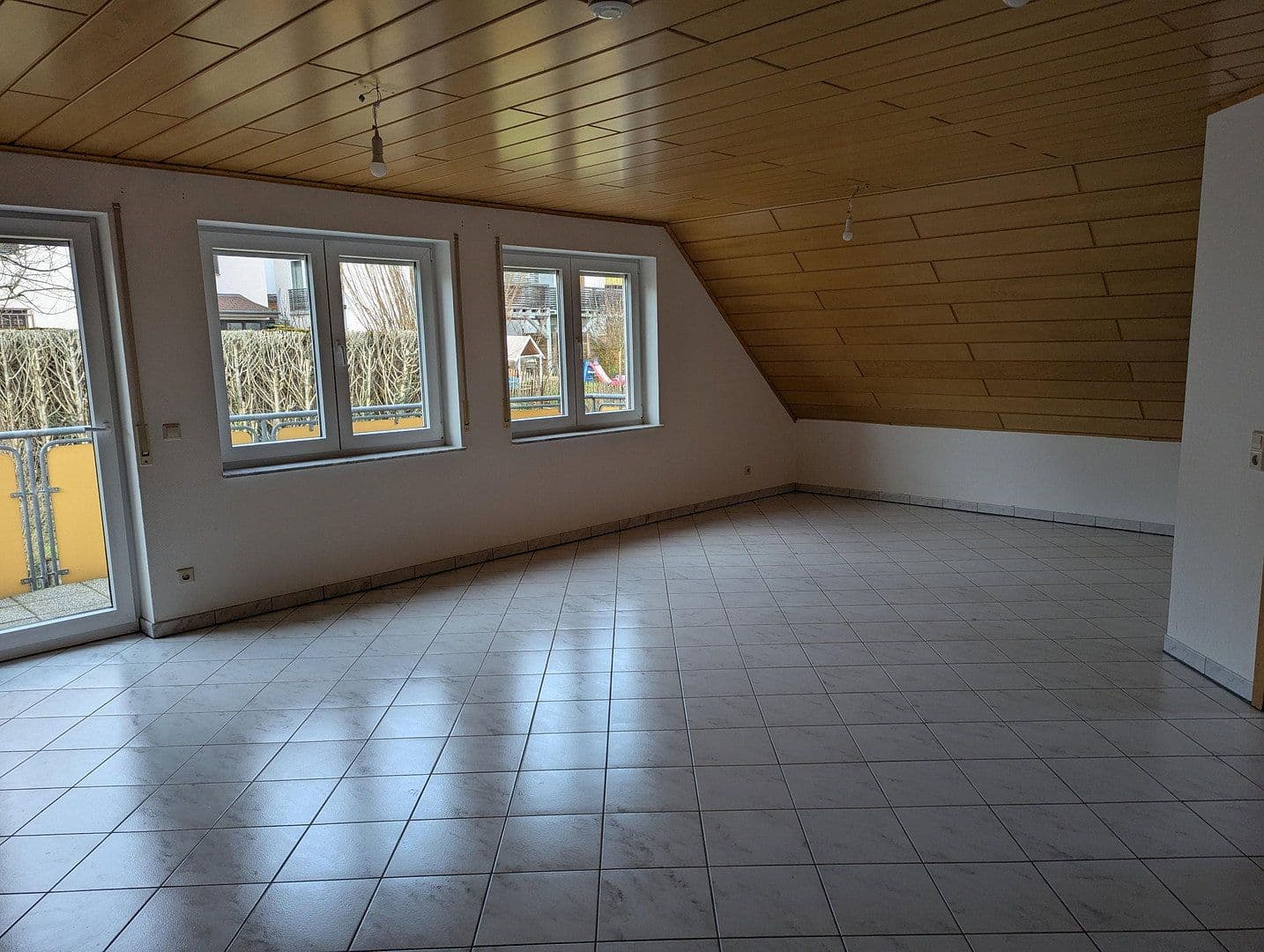 2 bedroom with open-plan kitchen flat to rent, 101 m², Remchingen, Baden-Württemberg 2 bedroom with open-plan kitchen flat to rent, 101 m², Remchingen, Baden-Württemberg