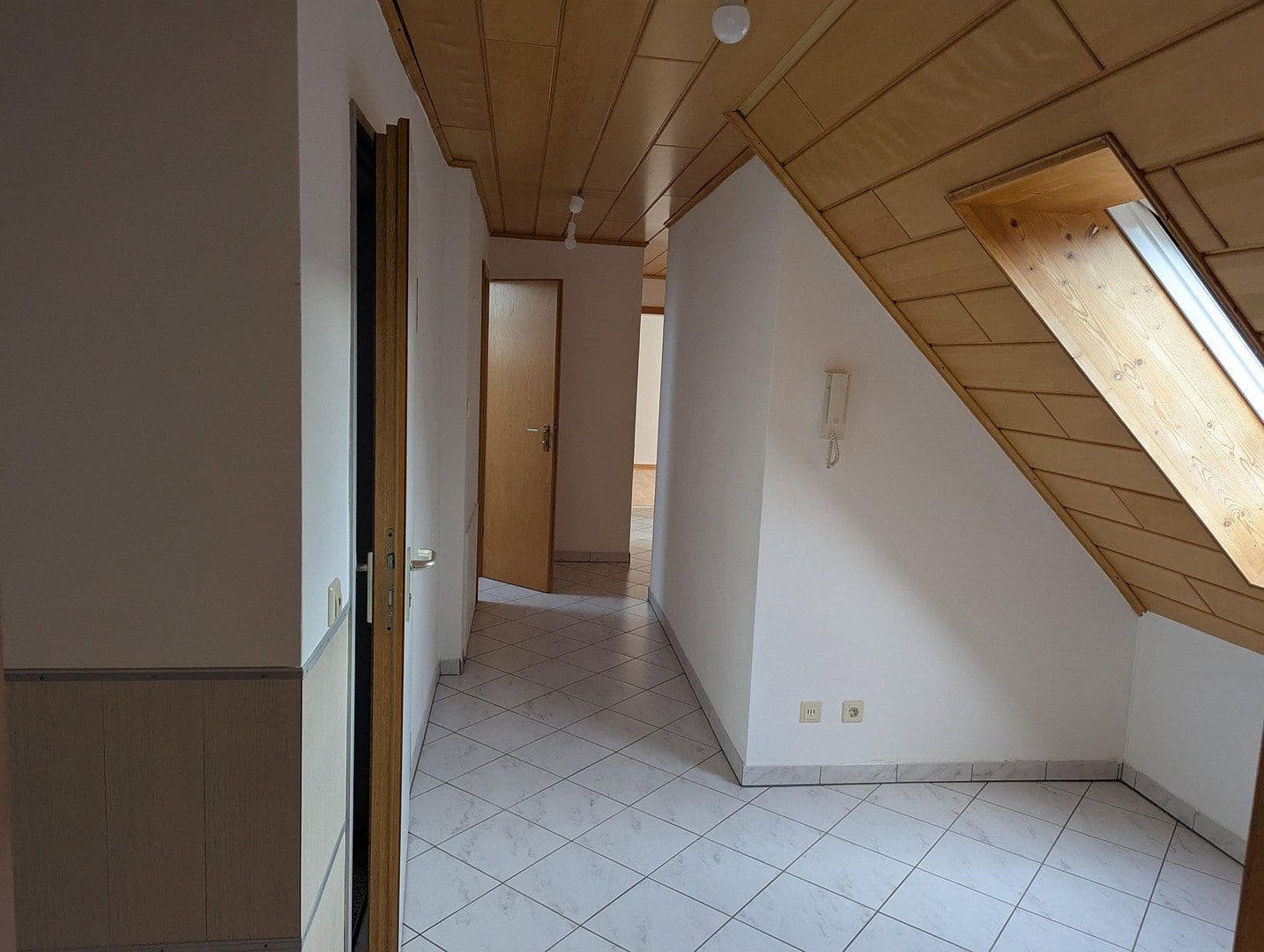 2 bedroom with open-plan kitchen flat to rent, 101 m², Remchingen, Baden-Württemberg 2 bedroom with open-plan kitchen flat to rent, 101 m², Remchingen, Baden-Württemberg