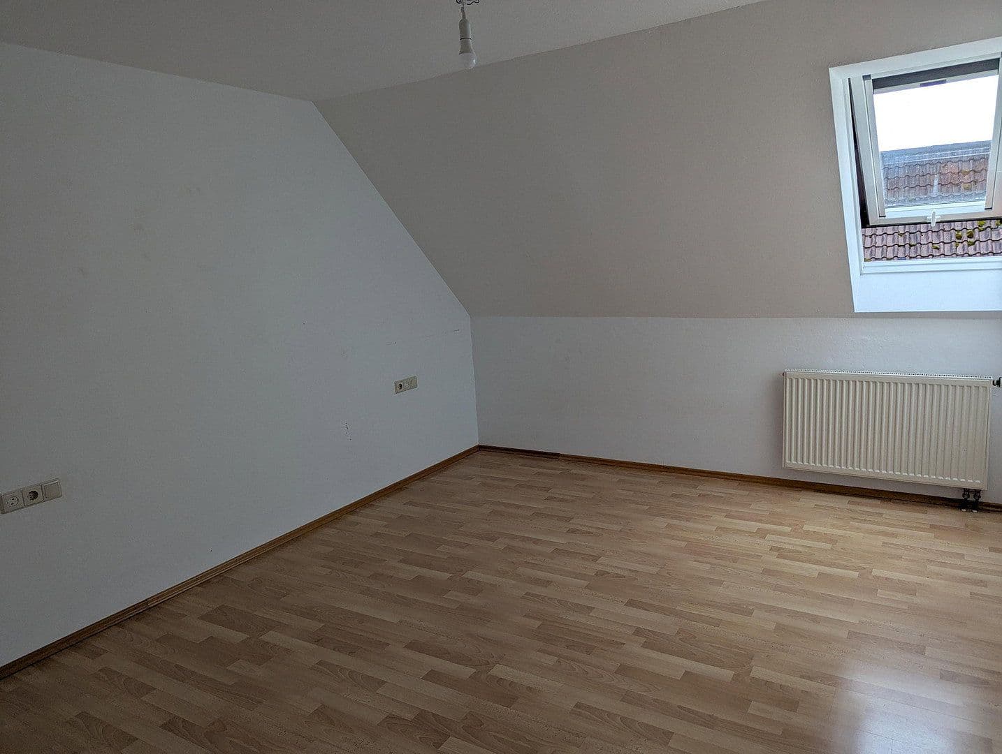 2 bedroom with open-plan kitchen flat to rent, 101 m², Remchingen, Baden-Württemberg 2 bedroom with open-plan kitchen flat to rent, 101 m², Remchingen, Baden-Württemberg