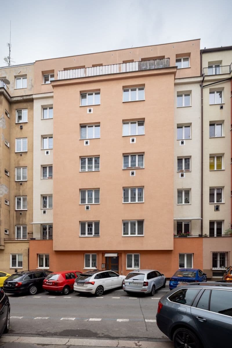 1 bedroom with open-plan kitchen flat to rent, 46 m², Viklefova, Prague, Prague 1 bedroom with open-plan kitchen flat to rent, 46 m², Viklefova, Prague, Prague