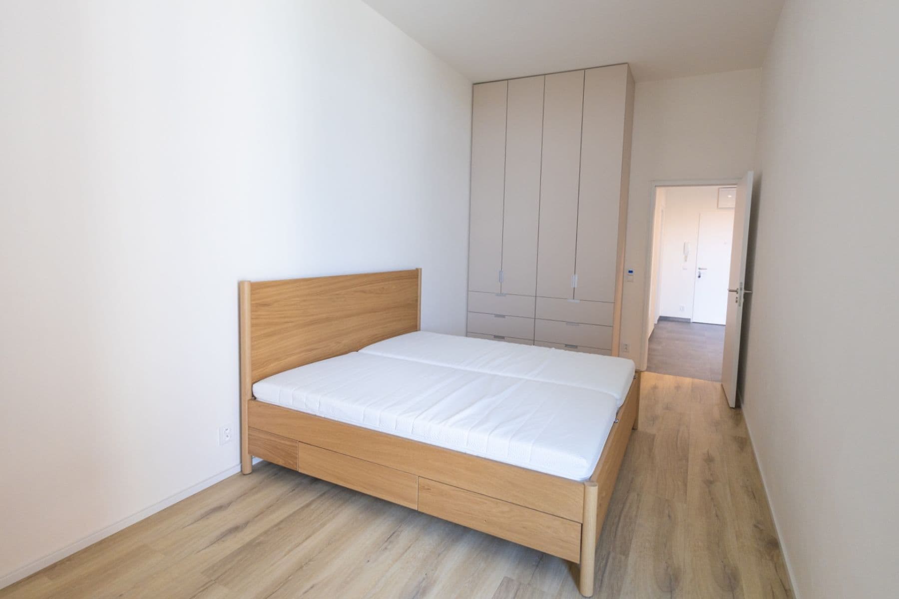 1 bedroom with open-plan kitchen flat to rent, 63 m², Malešická, Prague, Prague 1 bedroom with open-plan kitchen flat to rent, 63 m², Malešická, Prague, Prague