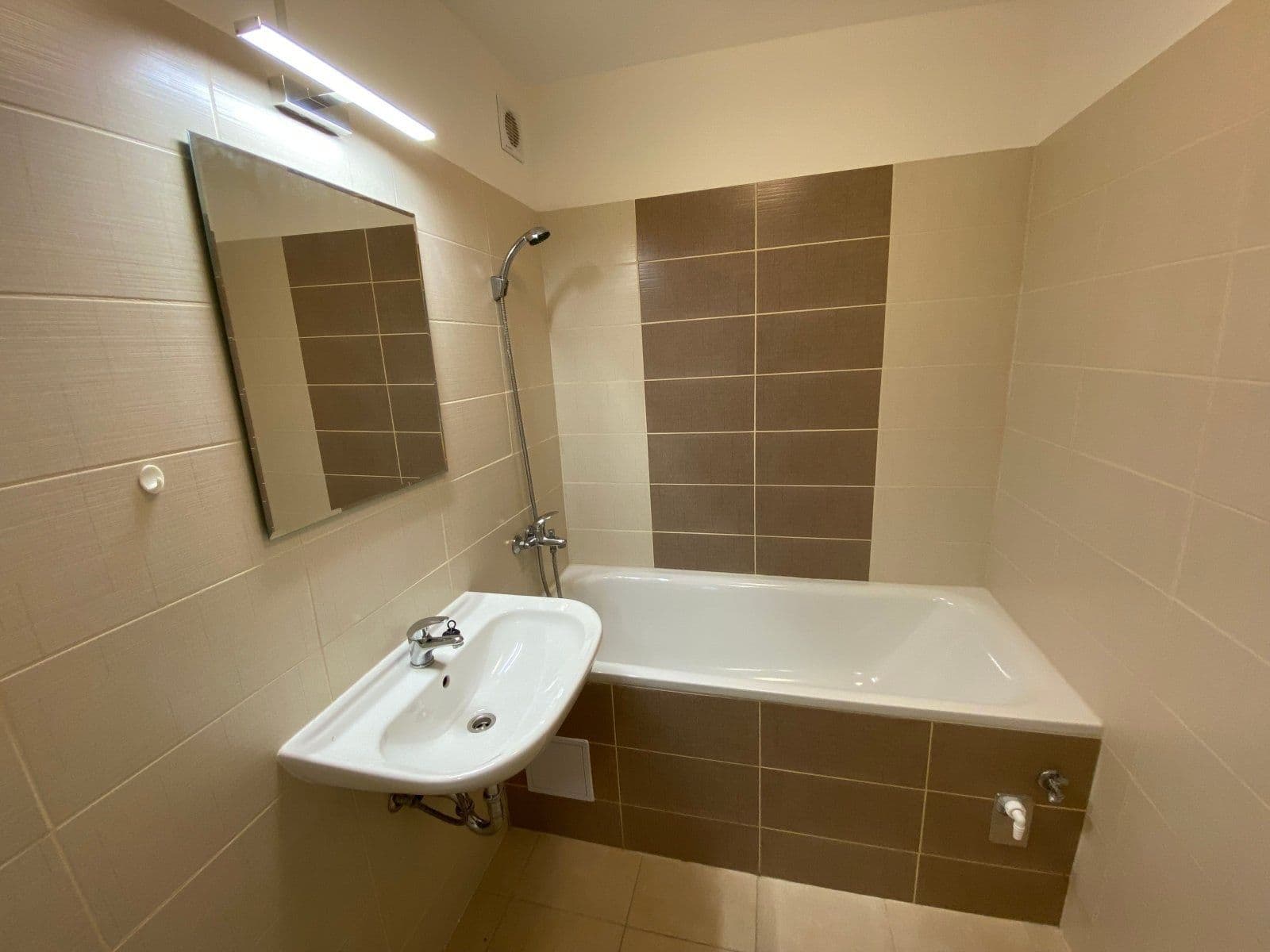 3 bedroom flat to rent, 66 m², Okružní, Orlová, Moravskoslezský Region 3 bedroom flat to rent, 66 m², Okružní, Orlová, Moravskoslezský Region