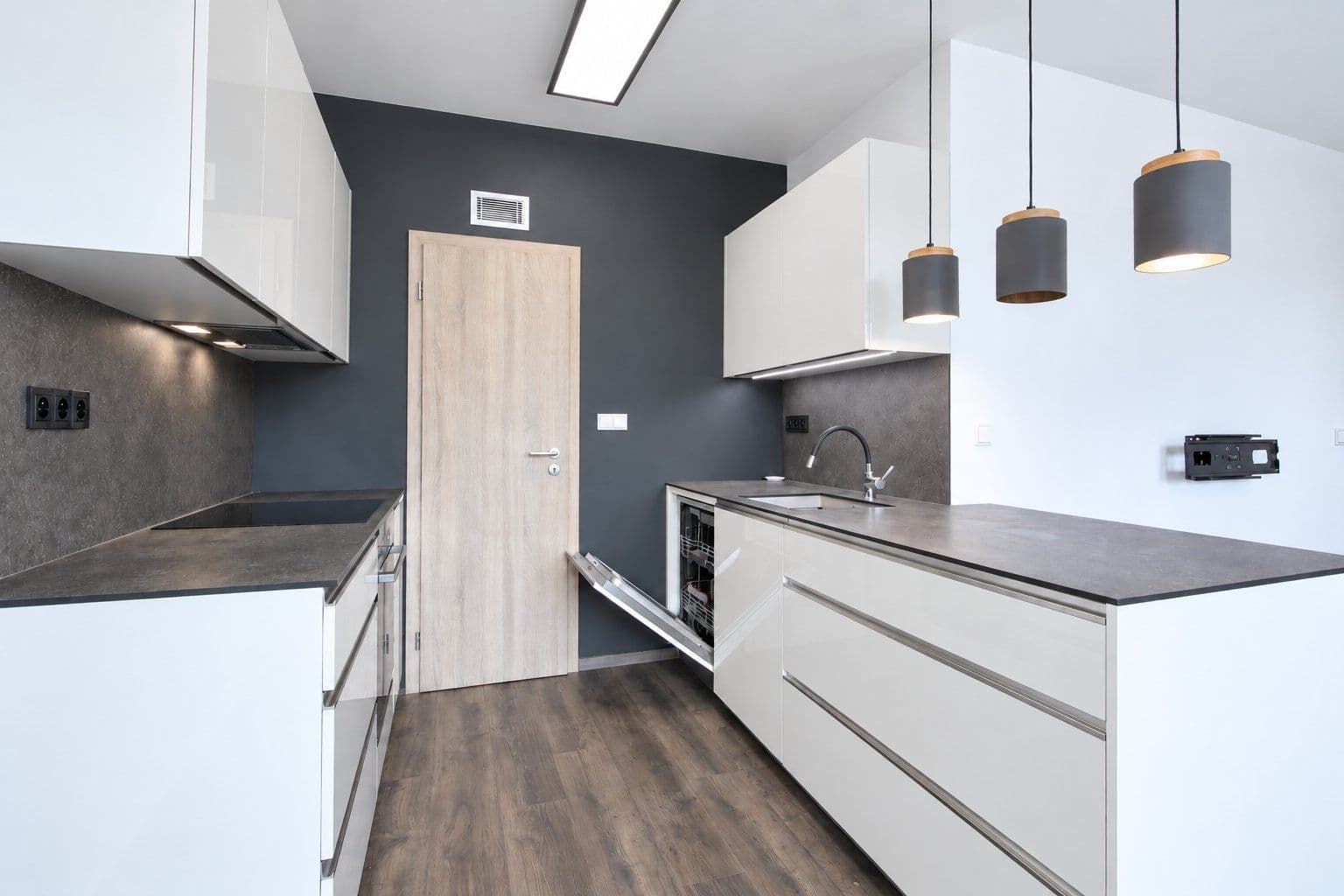 2 bedroom with open-plan kitchen flat to rent, 70 m², Fojtova, Prague, Prague 2 bedroom with open-plan kitchen flat to rent, 70 m², Fojtova, Prague, Prague