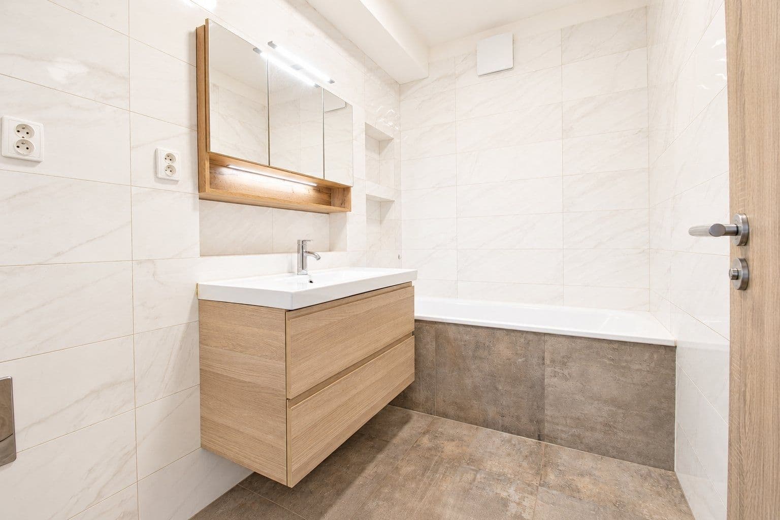 2 bedroom with open-plan kitchen flat to rent, 70 m², Fojtova, Prague, Prague 2 bedroom with open-plan kitchen flat to rent, 70 m², Fojtova, Prague, Prague