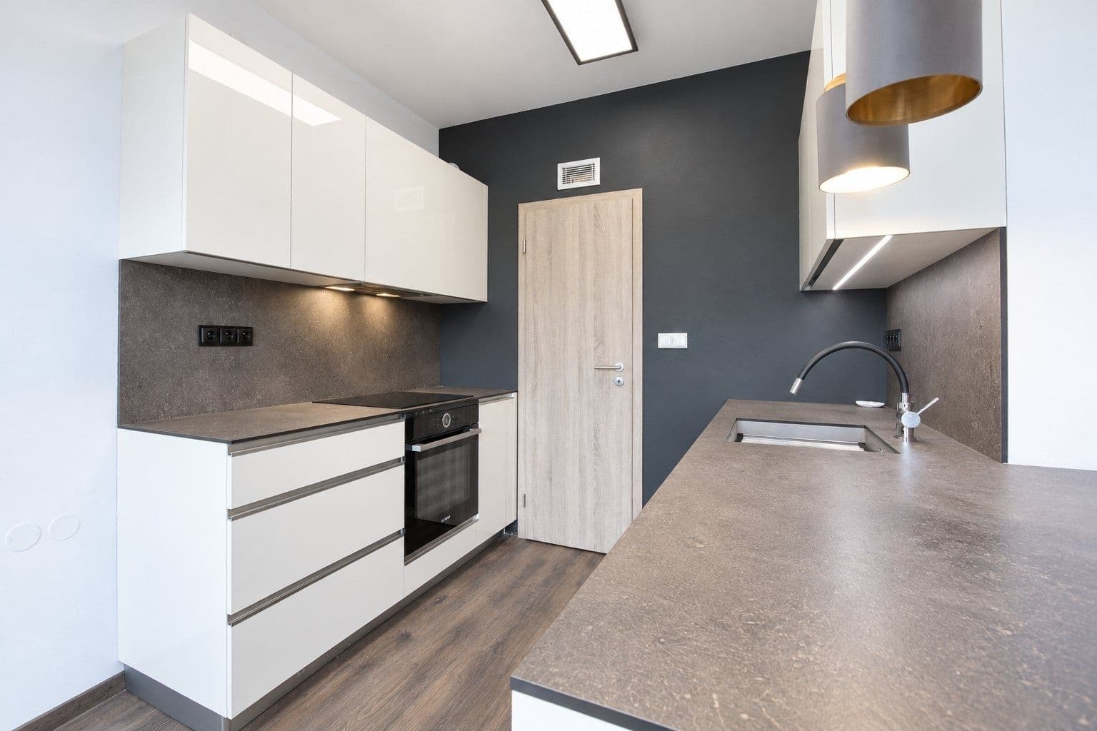 2 bedroom with open-plan kitchen flat to rent, 70 m², Fojtova, Prague, Prague 2 bedroom with open-plan kitchen flat to rent, 70 m², Fojtova, Prague, Prague
