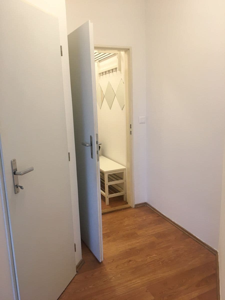 Studio flat to rent, 24 m², Pod Sychrovem Ⅰ, Prague, Prague Studio flat to rent, 24 m², Pod Sychrovem Ⅰ, Prague, Prague