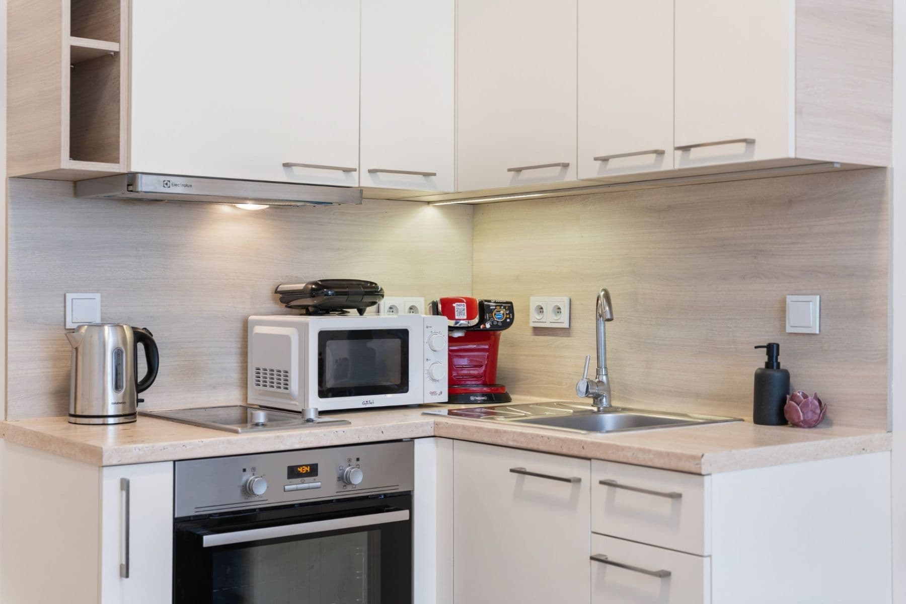 1 bedroom with open-plan kitchen flat to rent, 53 m², Košická, Prague, Prague 1 bedroom with open-plan kitchen flat to rent, 53 m², Košická, Prague, Prague