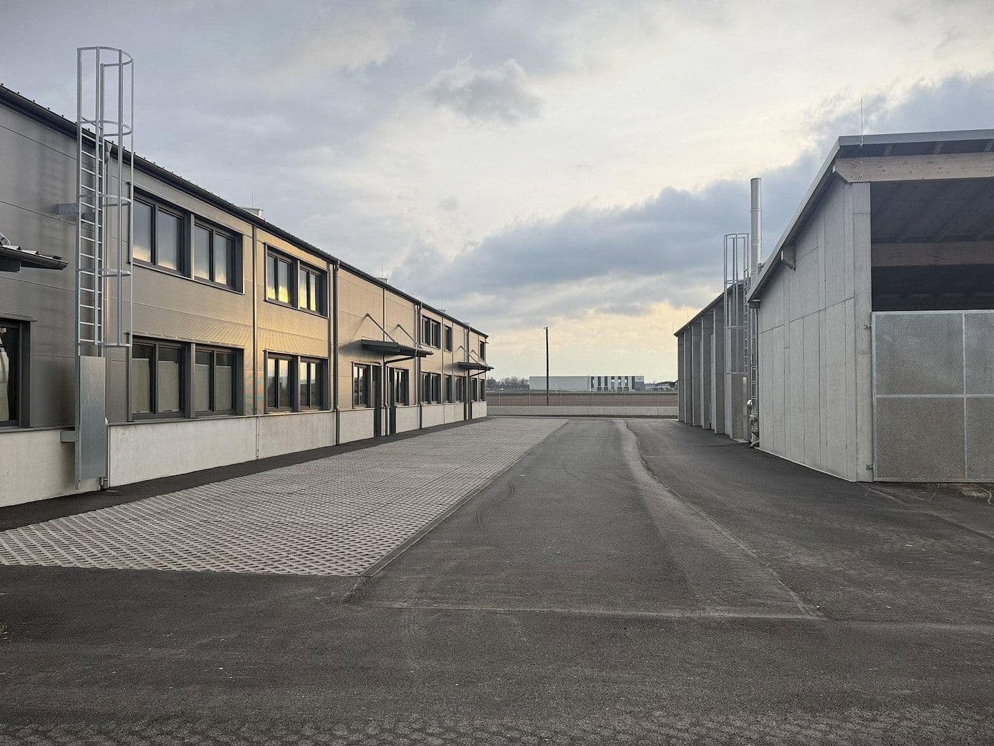 non-residential property to rent, 2,082 m², Gewerbepark B17 / II / Straße 3 / Objekt 11, Teesdorf, Lower Austria non-residential property to rent, 2,082 m², Gewerbepark B17 / II / Straße 3 / Objekt 11, Teesdorf, Lower Austria